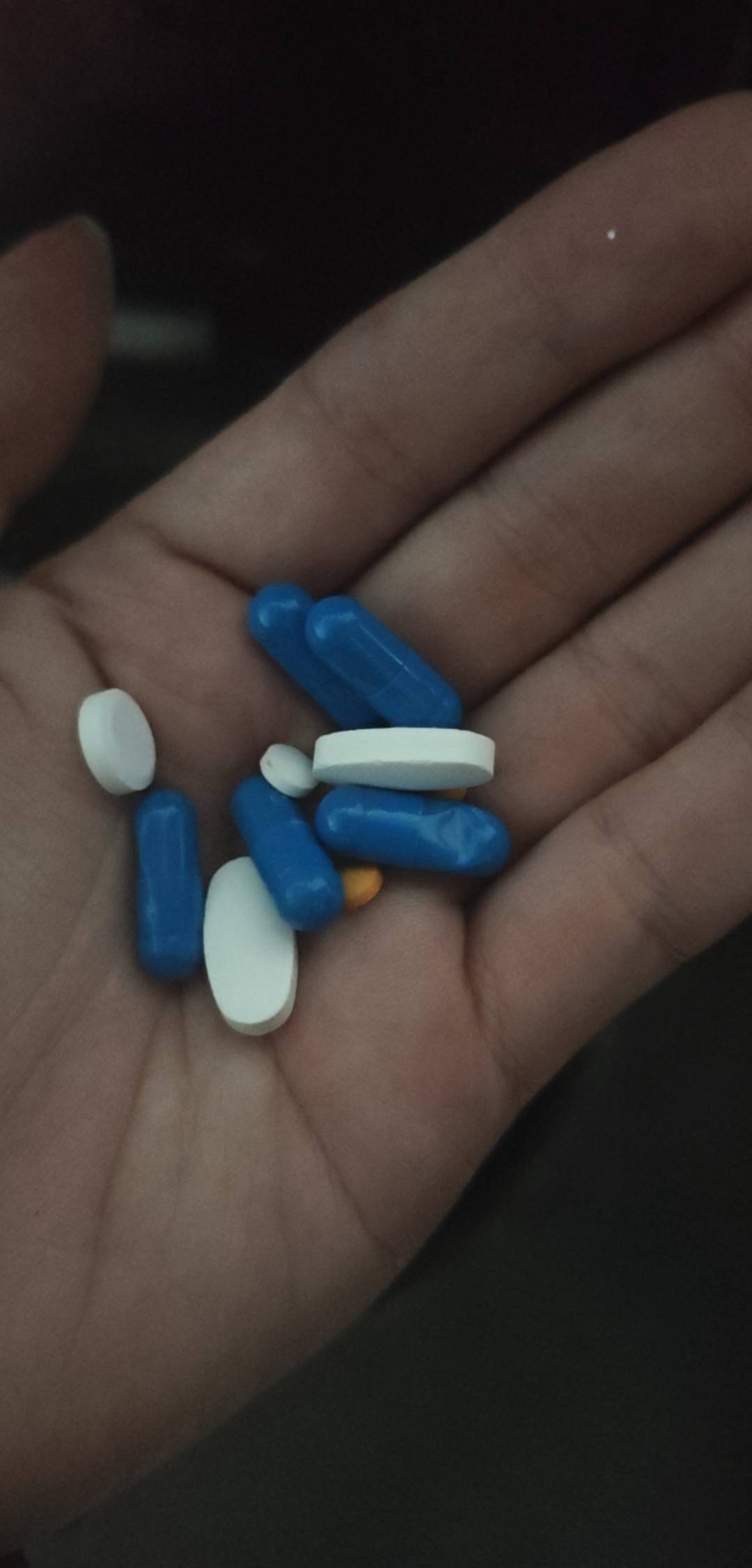 痔疮打针第二天，拿了药，一天吃三次这种，一次11片。一天是33片我现在尿尿全都是黄色54 / 作者:是夜瞳呀 / 