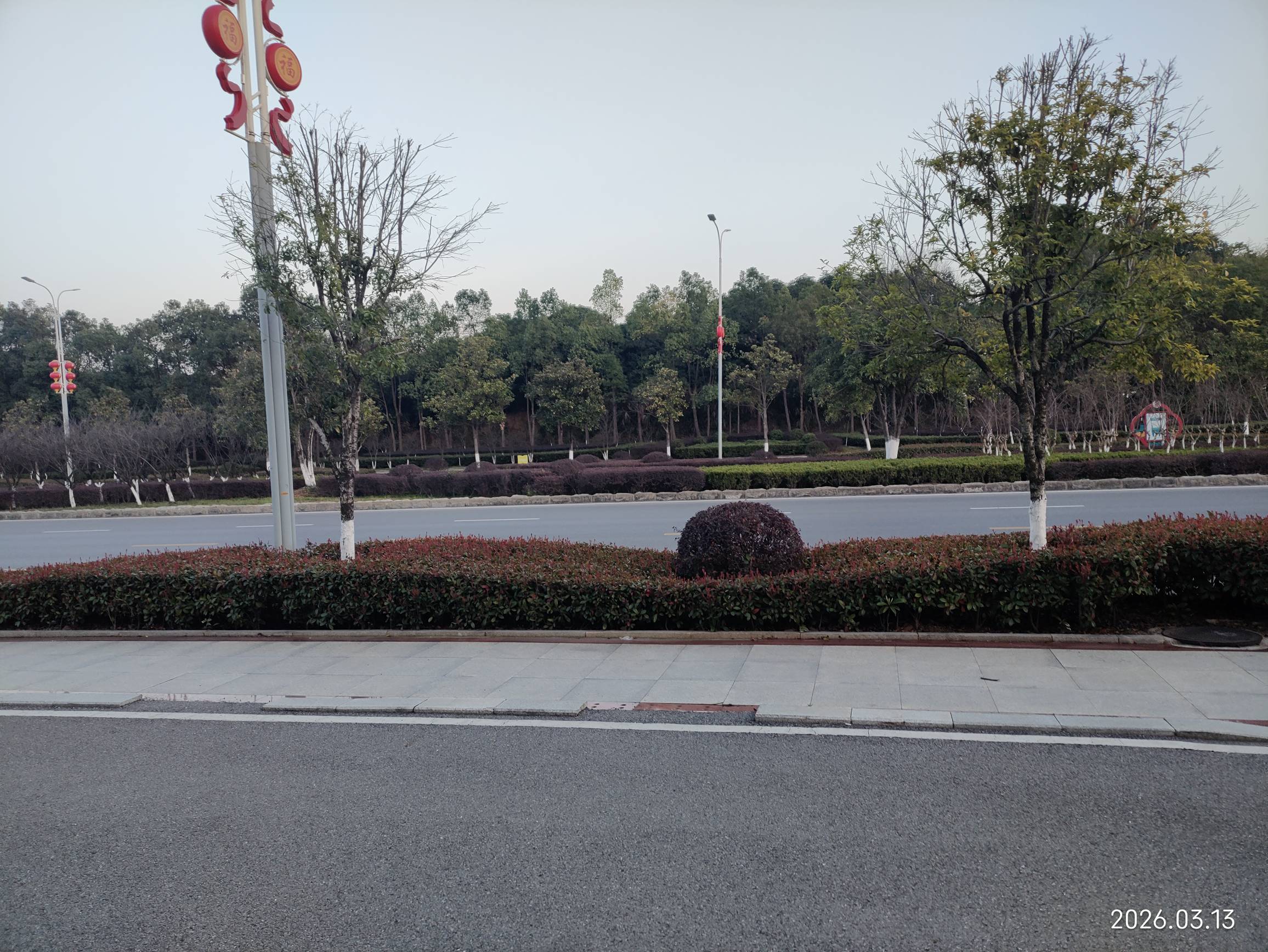 瘫痪了。走到哪里是哪里，四海为家，这个地方确实不错，电也充满了，今晚就在这里瘫痪100 / 作者:坎土曼囖 / 