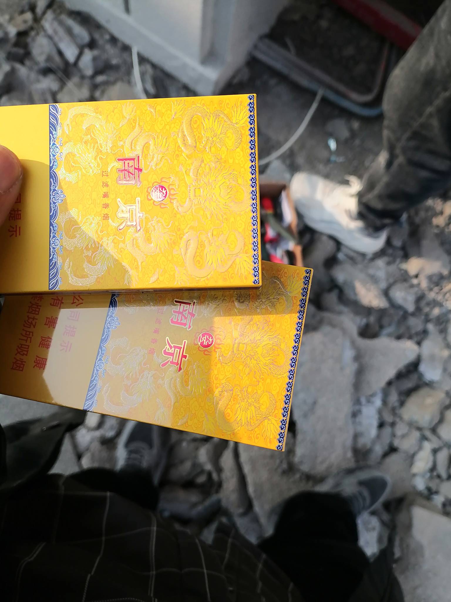 今天跑去到别野区干活，还没开始干，业主一人两包这个，牛皮

39 / 作者:故事大王磨推鬼 / 