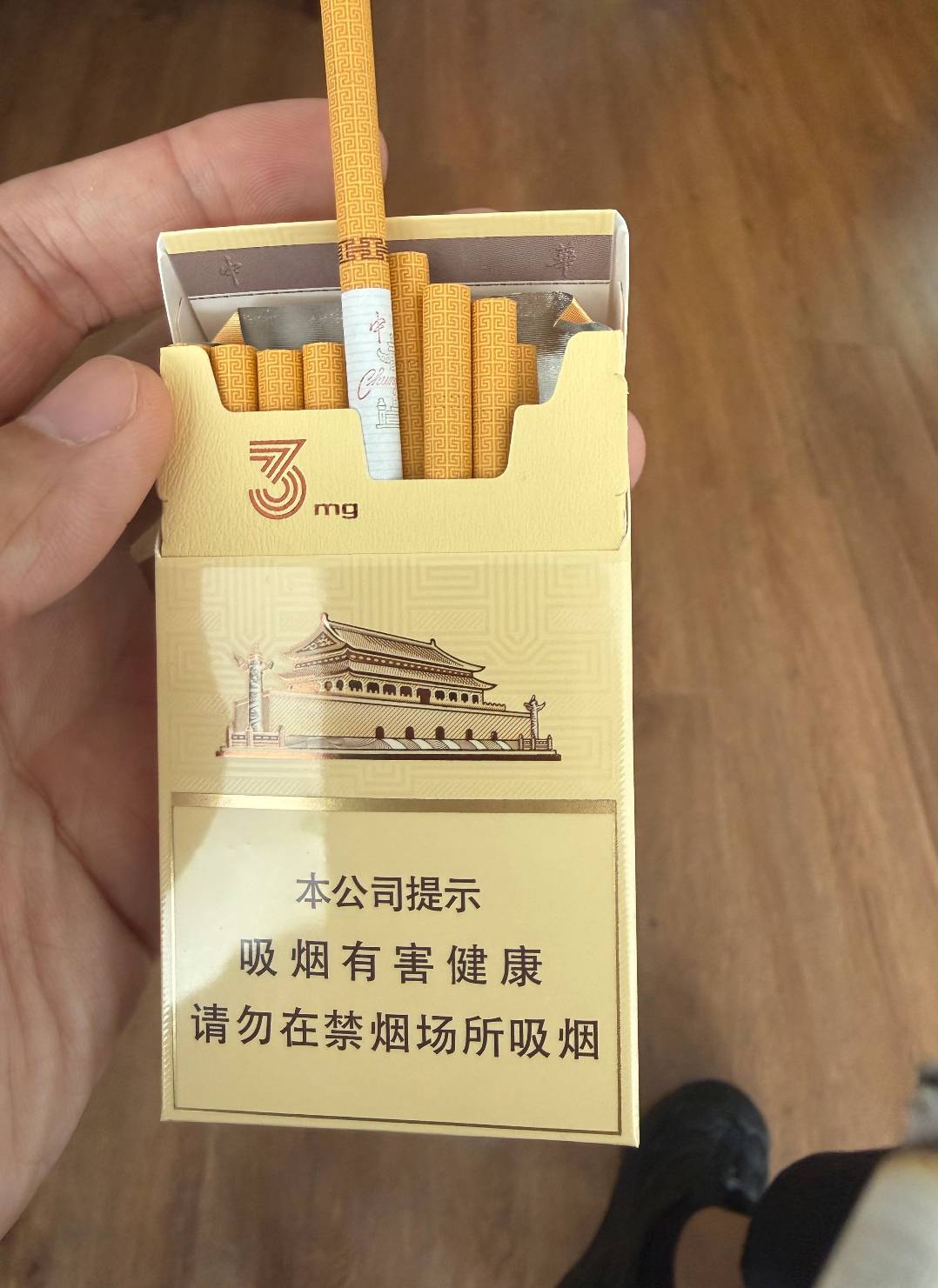 老哥们，这个烟多少钱啊，今天去找老哥玩给了一包给我


35 / 作者:挂壁老哥gg / 