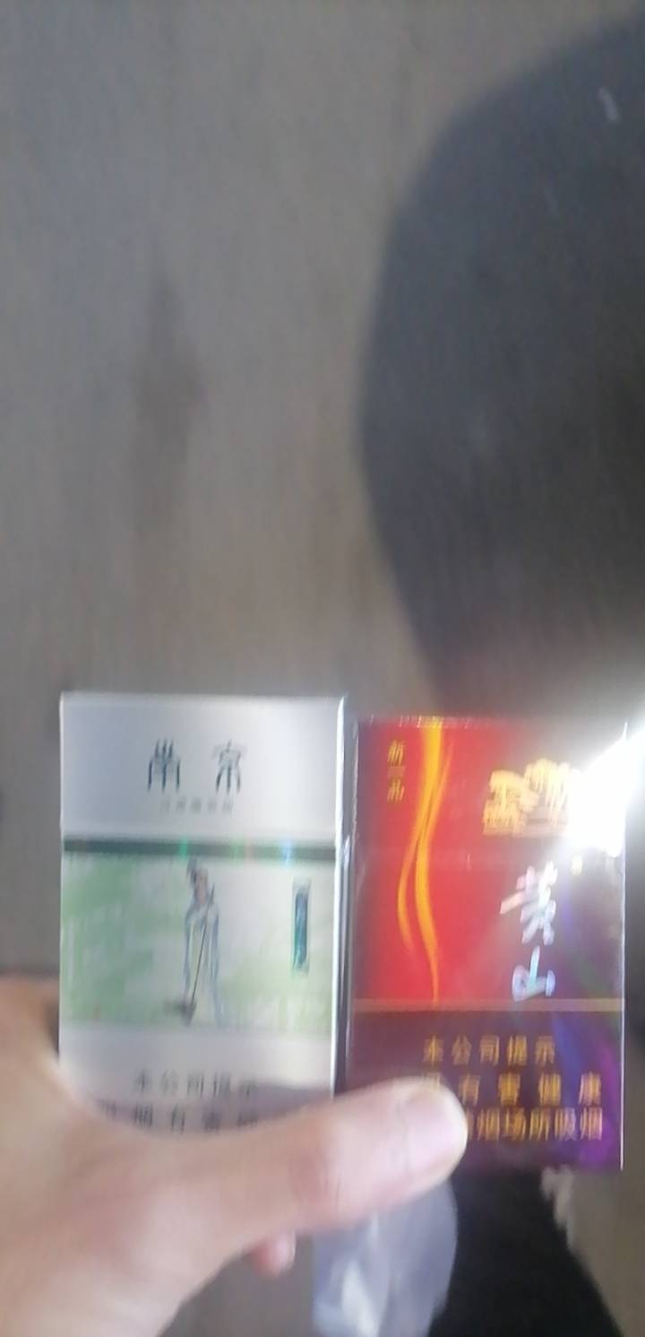 烟的价格差的好离谱，一包黄山才9块。而这个薄荷烟就23了，能买差不多3包了

46 / 作者:岸上狗蛋 / 