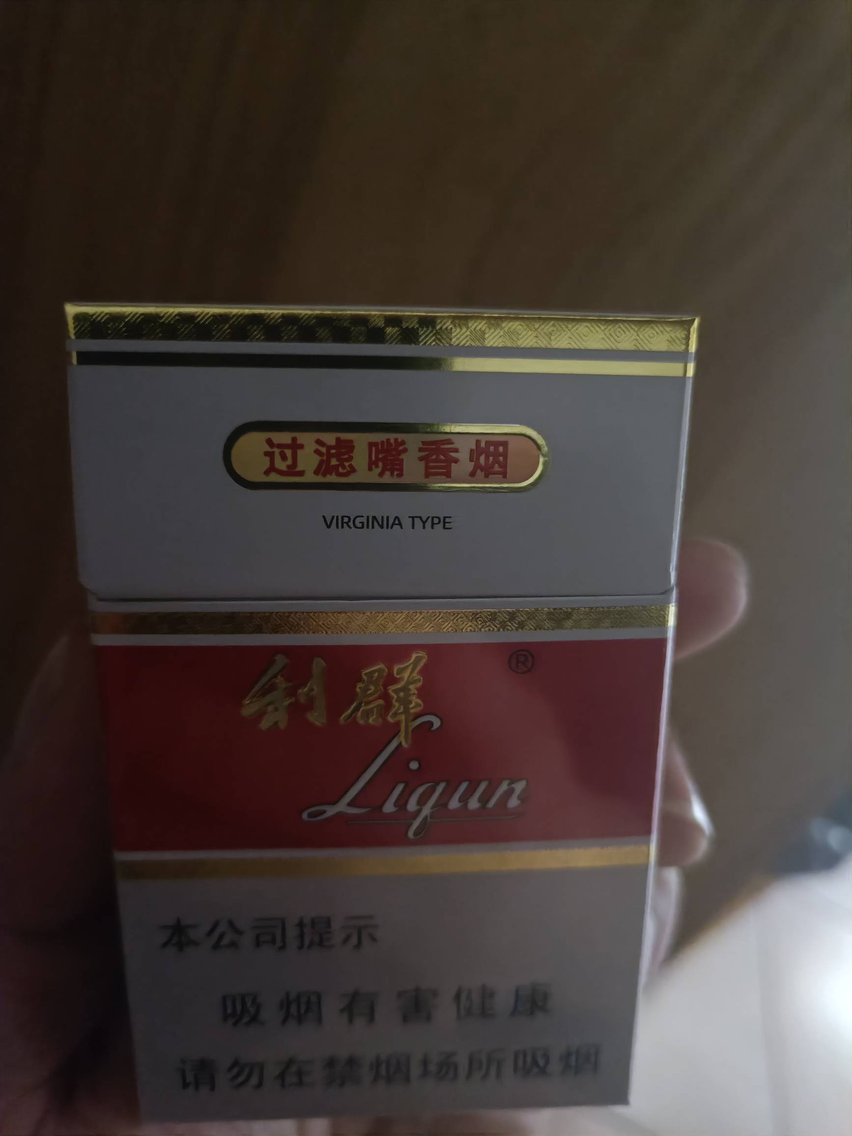 这包烟看一次笑一次，这字体印刷像手写的一样，哈哈

80 / 作者:冷尾 / 