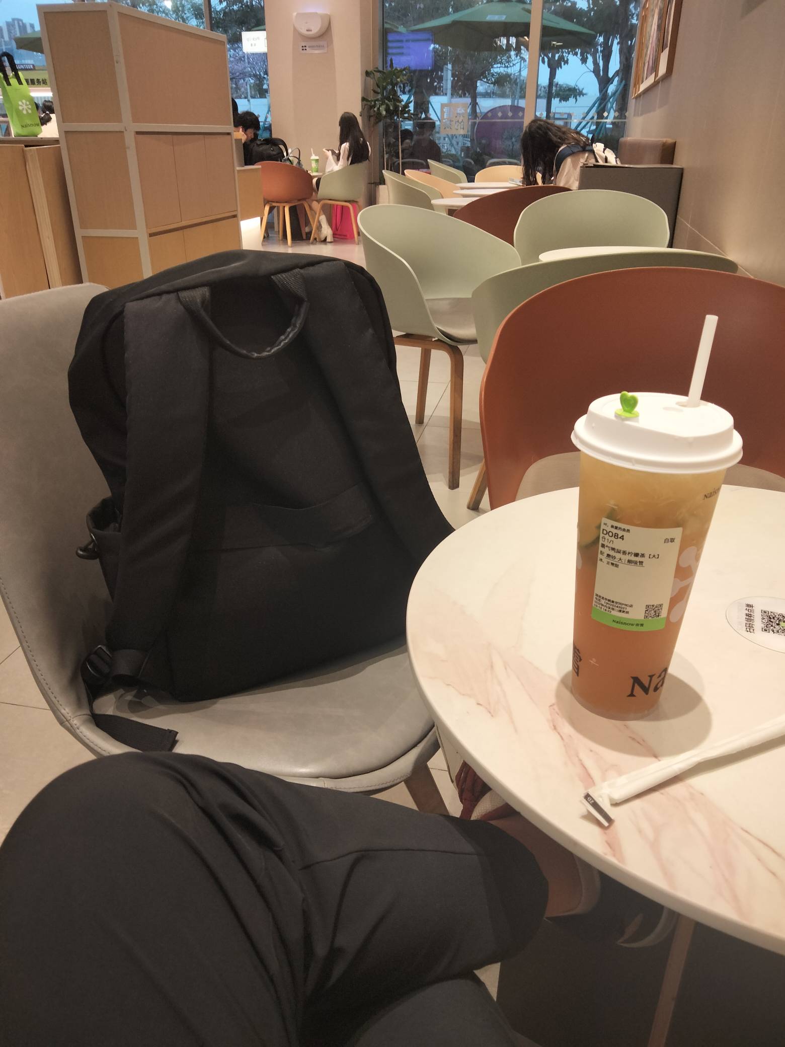一个人坐着饮茶发呆，哥哥我烦透了，出门的时候老婆给了3000块，来深圳才十多天，就已98 / 作者:君子之交淡如水 / 