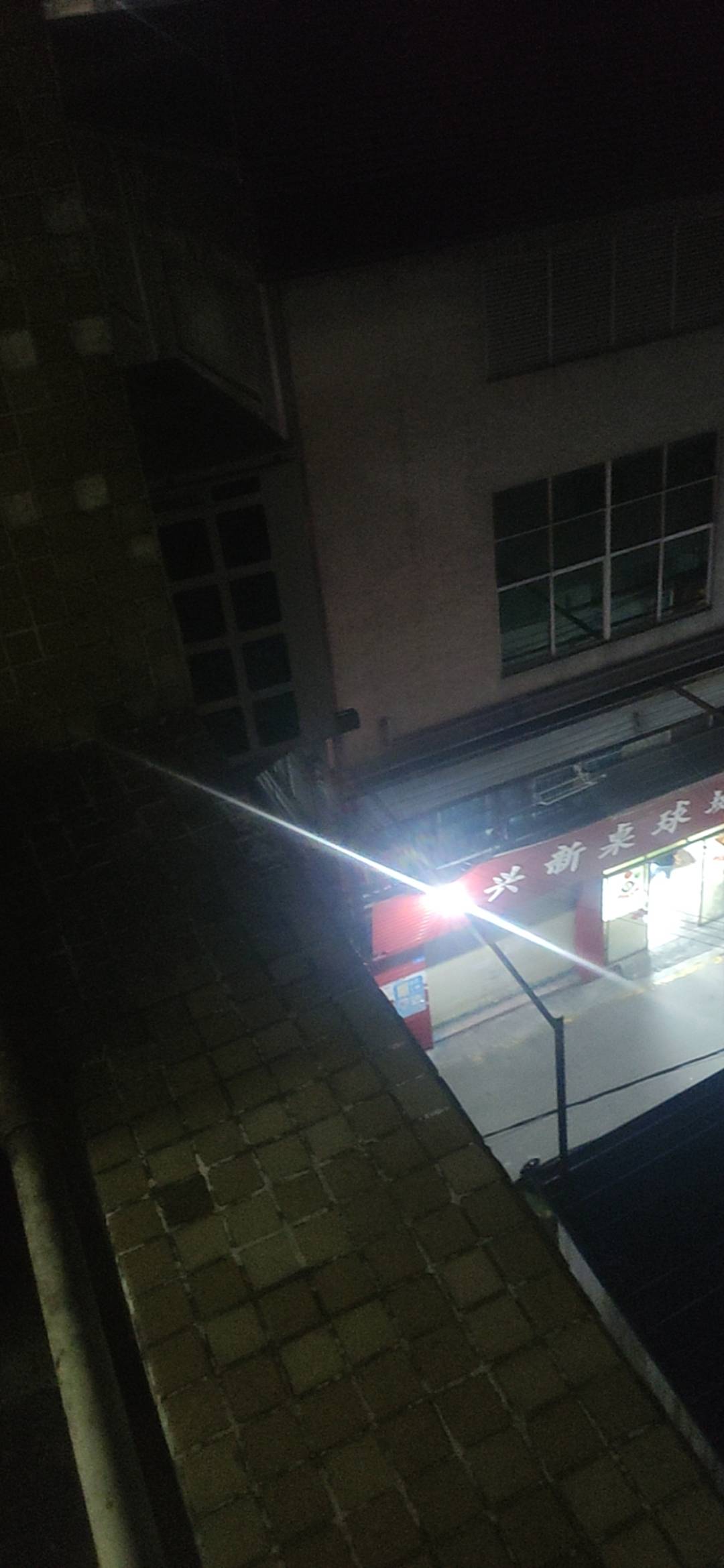 挂壁房隔壁老哥真几把勇啊，门打不开了敲我门想从阳台翻过去，这特喵5楼啊

39 / 作者:云边有个萧楚楠 / 