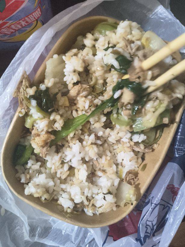 老哥们，大份猪脚饭，商家给了两块肉，今天还是315是不是虚假宣传？



22 / 作者:卡农小六子 / 