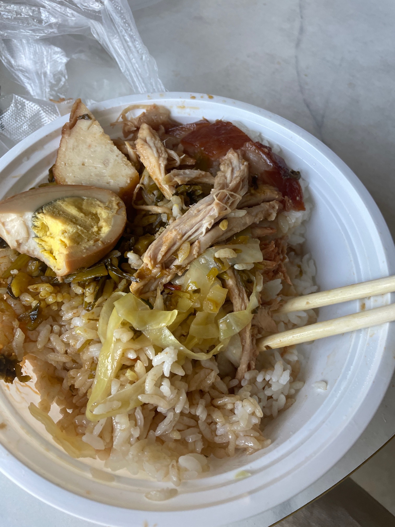 老哥们，大份猪脚饭，商家给了两块肉，今天还是315是不是虚假宣传？



96 / 作者:溜达发财 / 