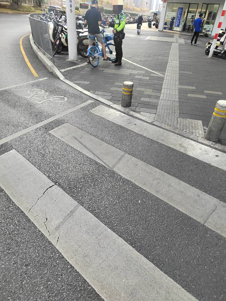 这老哥也被逮住了，穿拖鞋踩单车

30 / 作者:祁同伟 / 