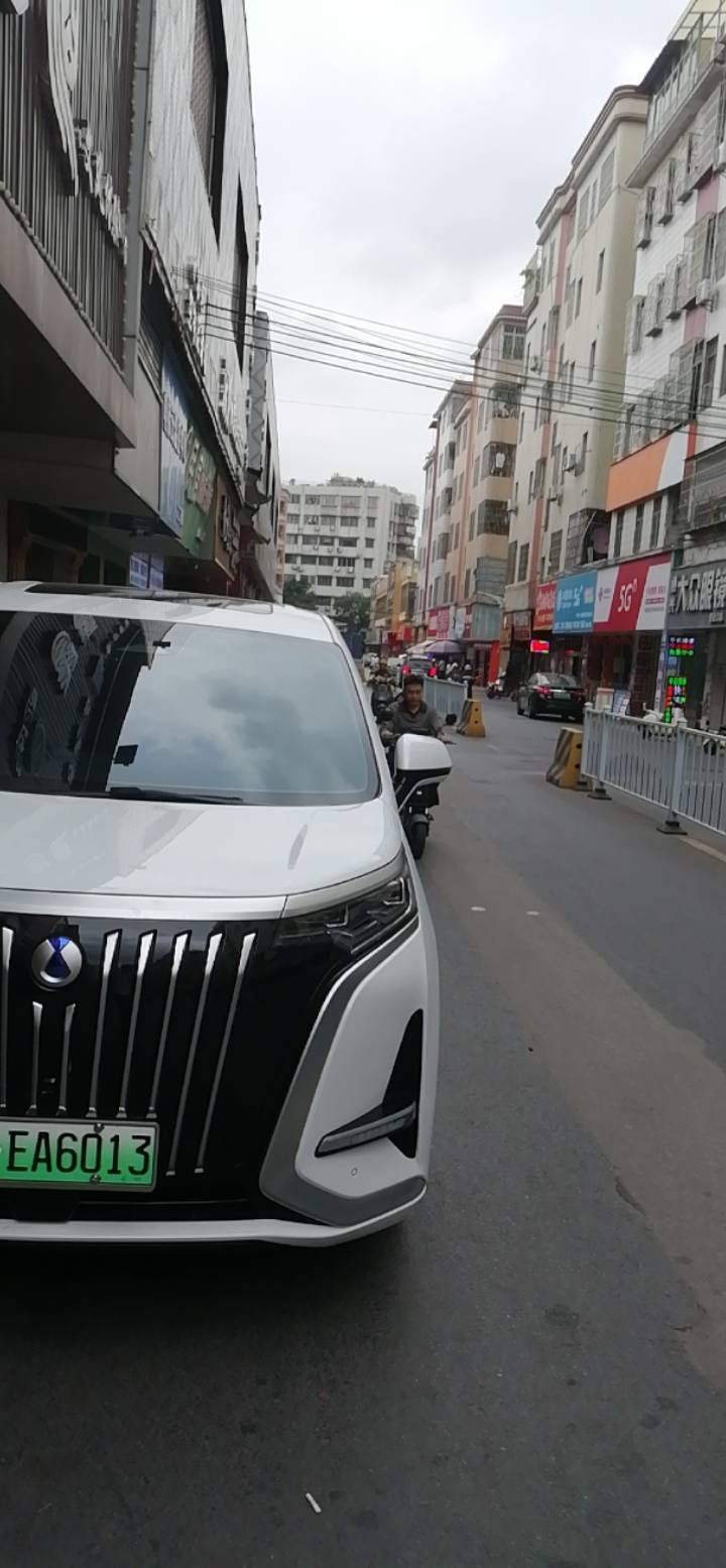 老哥，出来吃饭


70 / 作者:专业吃席 / 