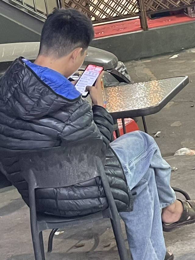 真真的老哥，晚上睡觉就在这里睡，白天就做任务平台。


66 / 作者:如果可以没有。 / 