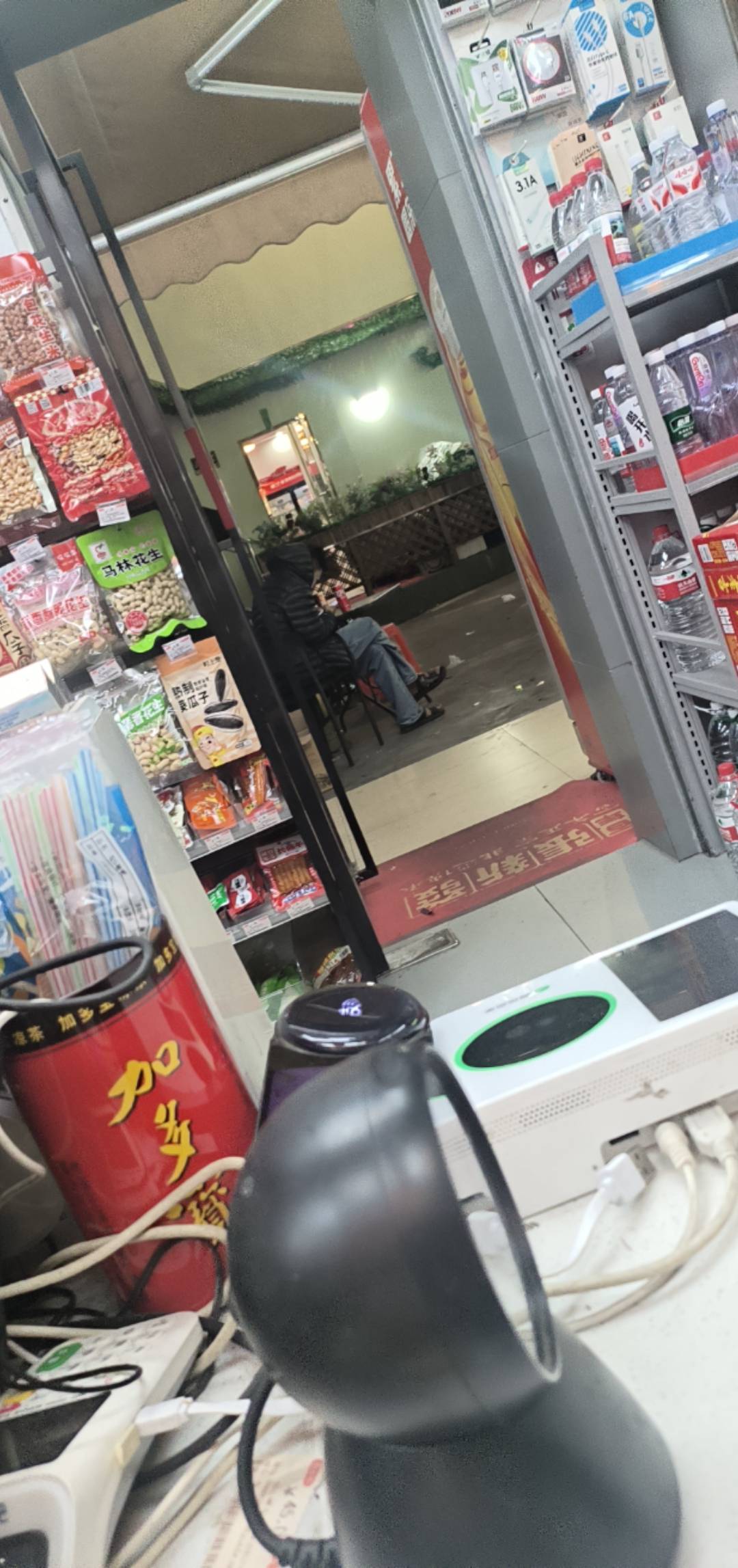 真真的老哥，晚上睡觉就在这里睡，白天就做任务平台。


31 / 作者:如果可以没有。 / 