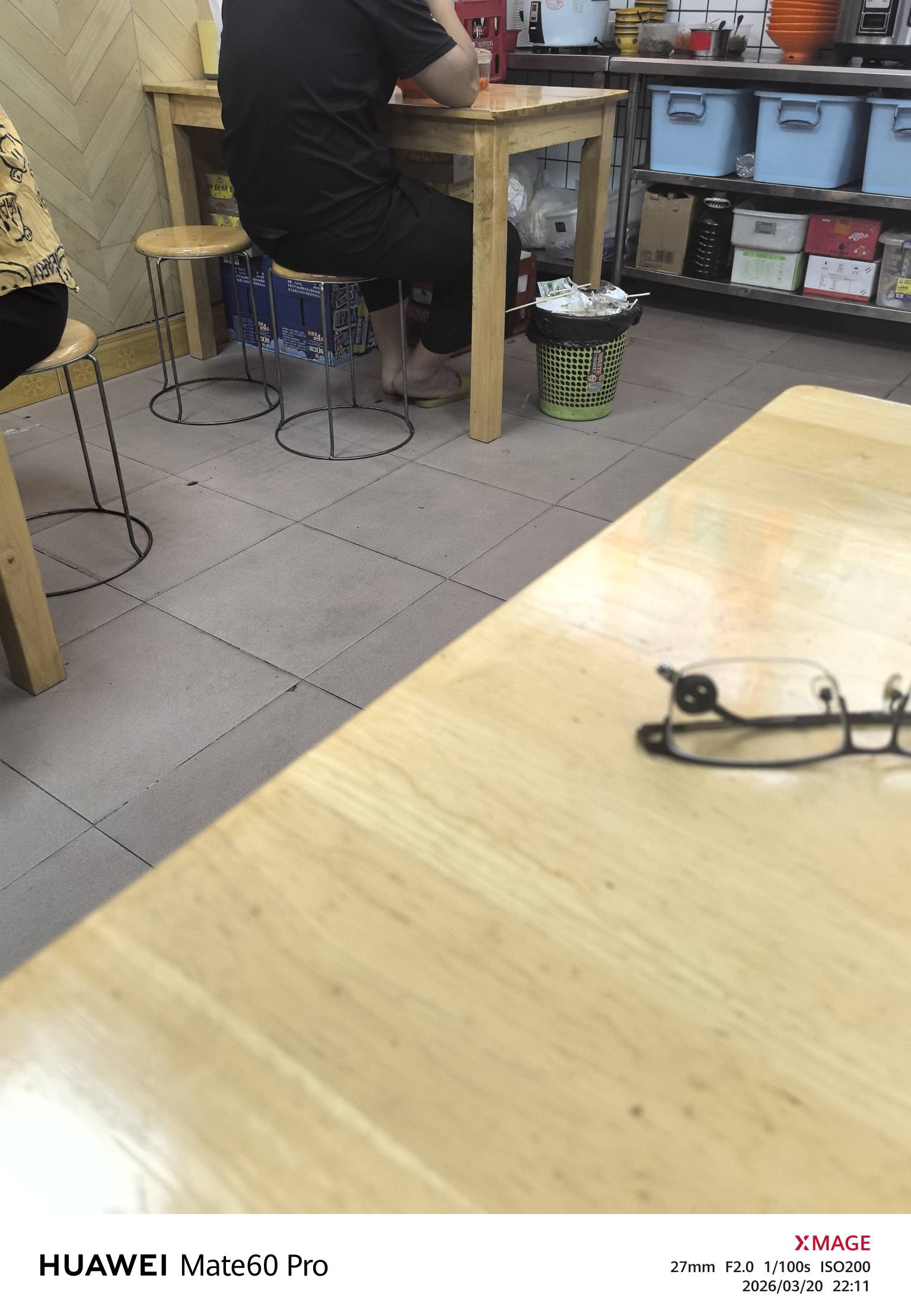 吃饭冒死偷拍，这是真挂壁老哥，拖鞋爆浆裤子好像还短

89 / 作者:每天都想中1000万 / 