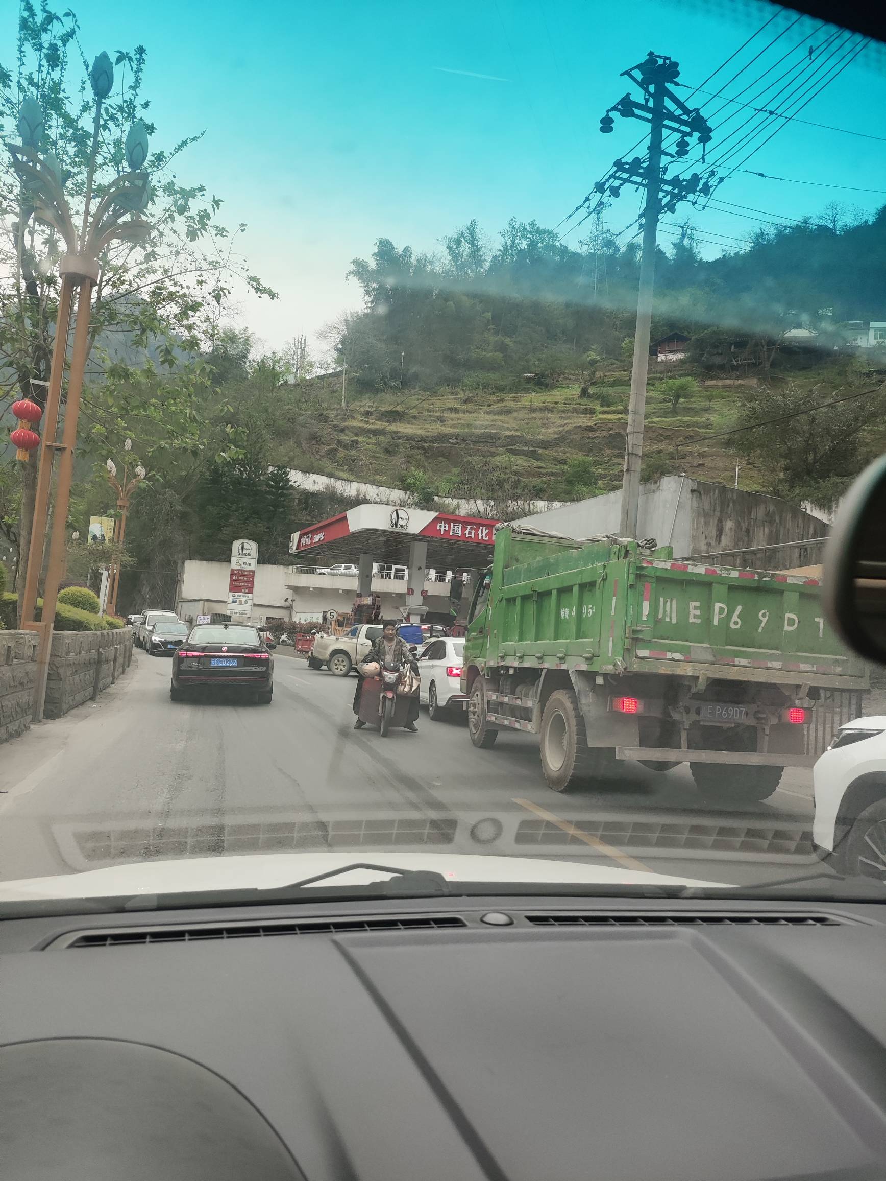 听说今晚上后油价涨1块多 加油站都大排长龙了

84 / 作者:昂xo123 / 