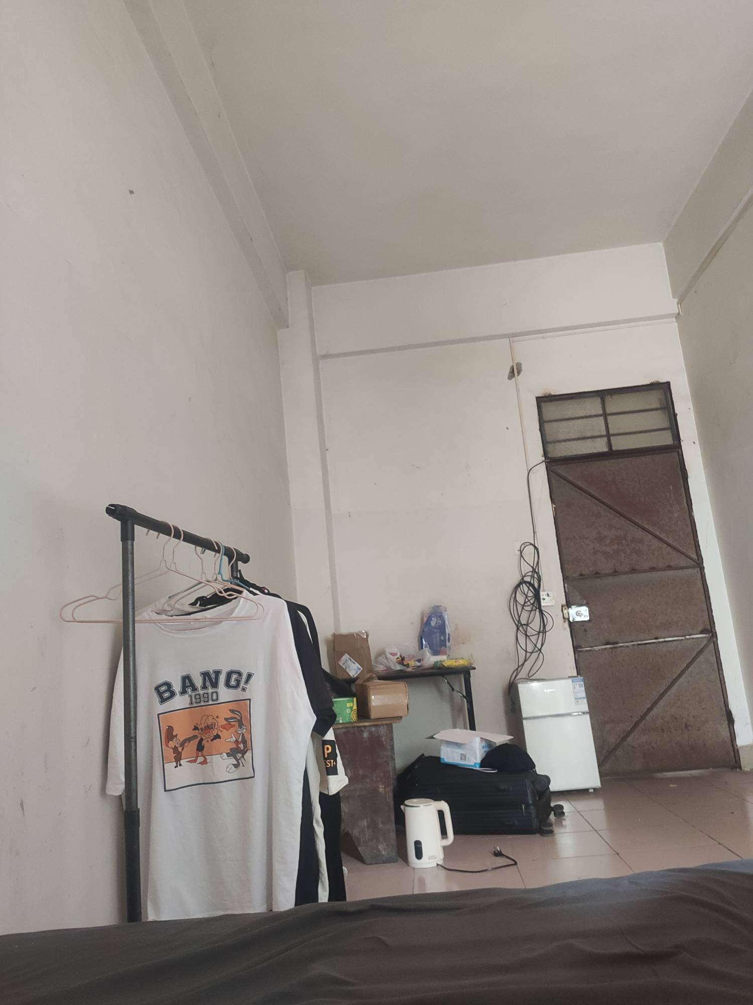 一直以为这种一两百的房子只有挂壁仔住，没想到还有女的在这住

48 / 作者:云边有个挂壁仔 / 