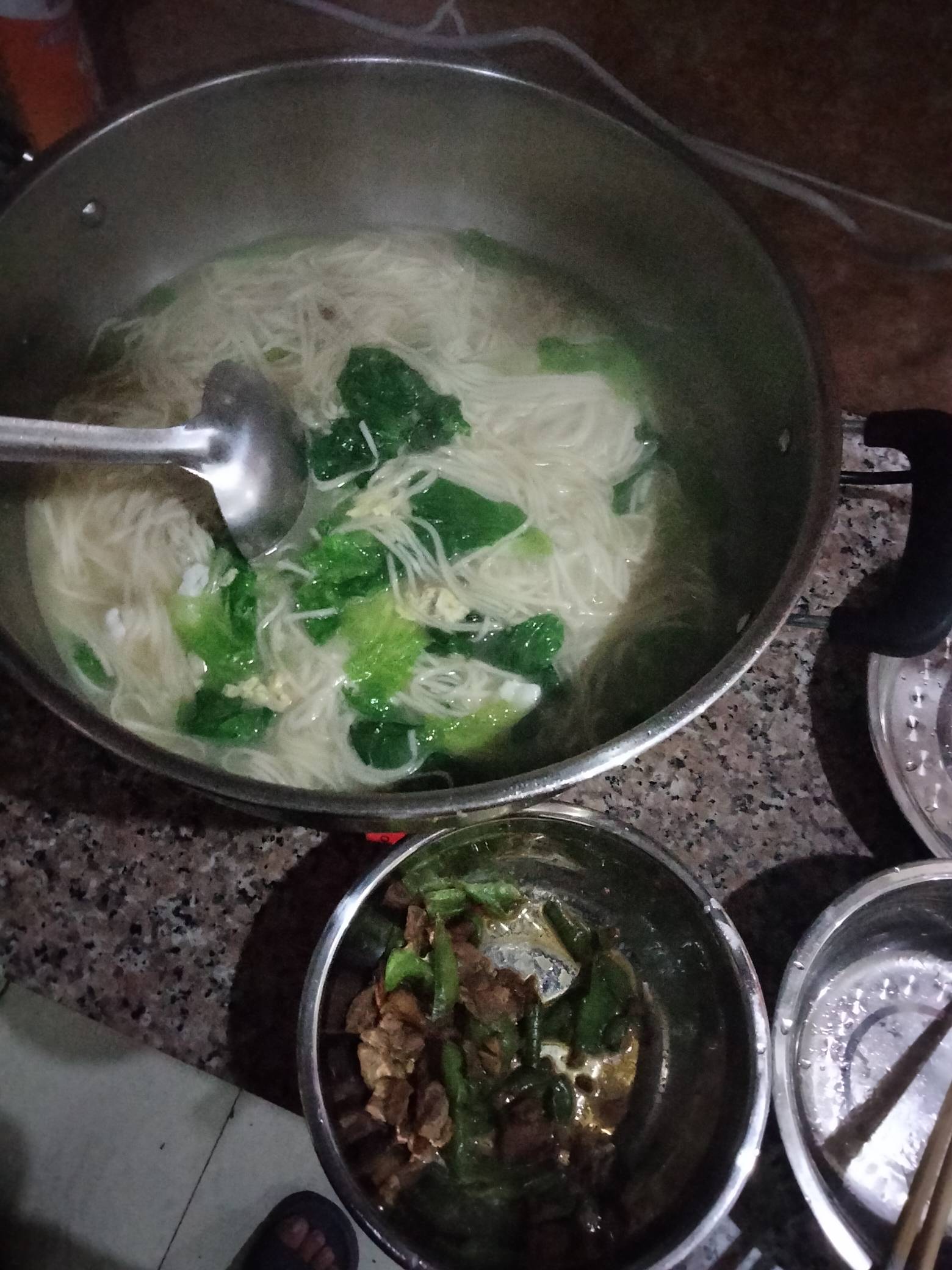 老哥们，日子也是慢慢好起来了，2块钱面条，1块钱青菜，还有中午吃剩下的青椒炒肉，晚74 / 作者:君子之交淡如水 / 