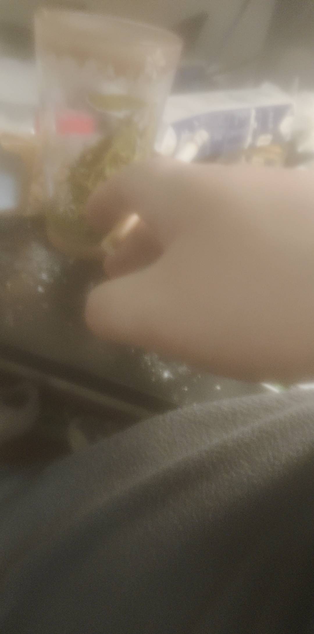 烦啊兄弟们，一个人坐路边思考人生，钱没赚到，心却比山还高。广东能躺平挂壁，却找不8 / 作者:turbo小宇宙 / 