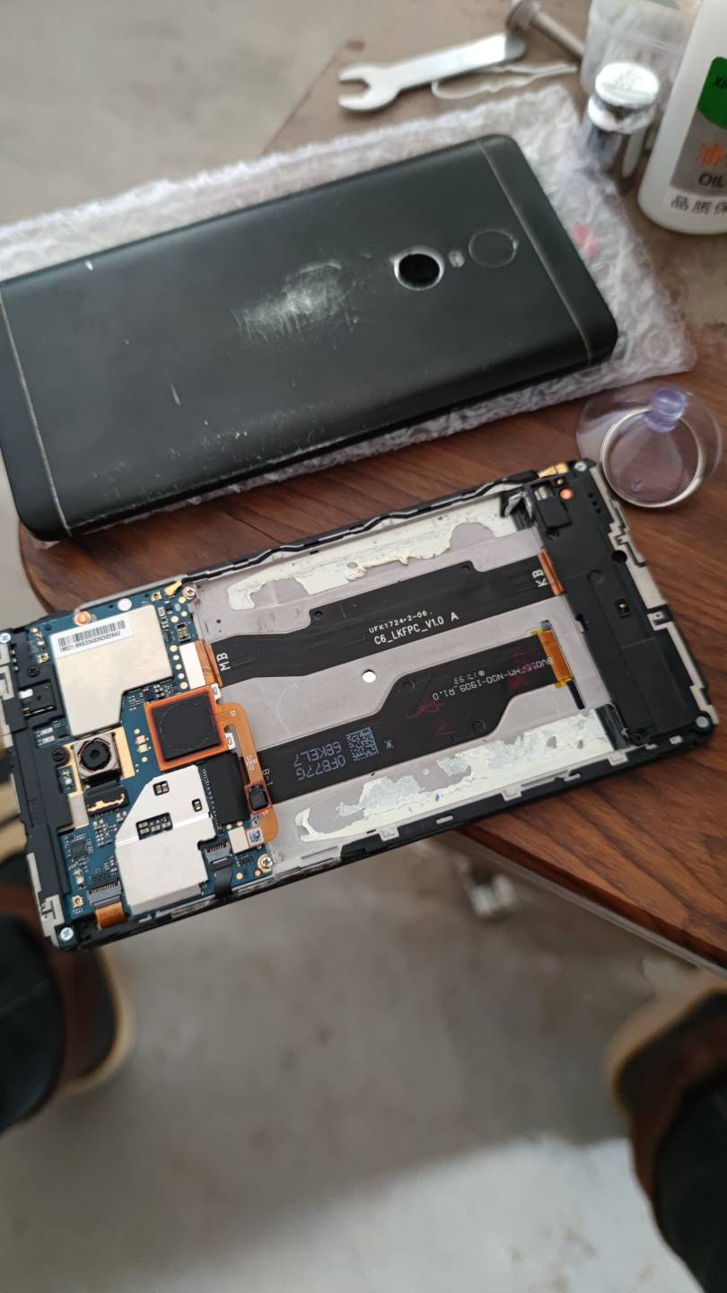 懂得老哥给看看换屏幕电池弄成这样子了还可以用嘛，粘的太紧了，螺丝刀捅到好像还冒了40 / 作者:泰坦尼克号绝01 / 