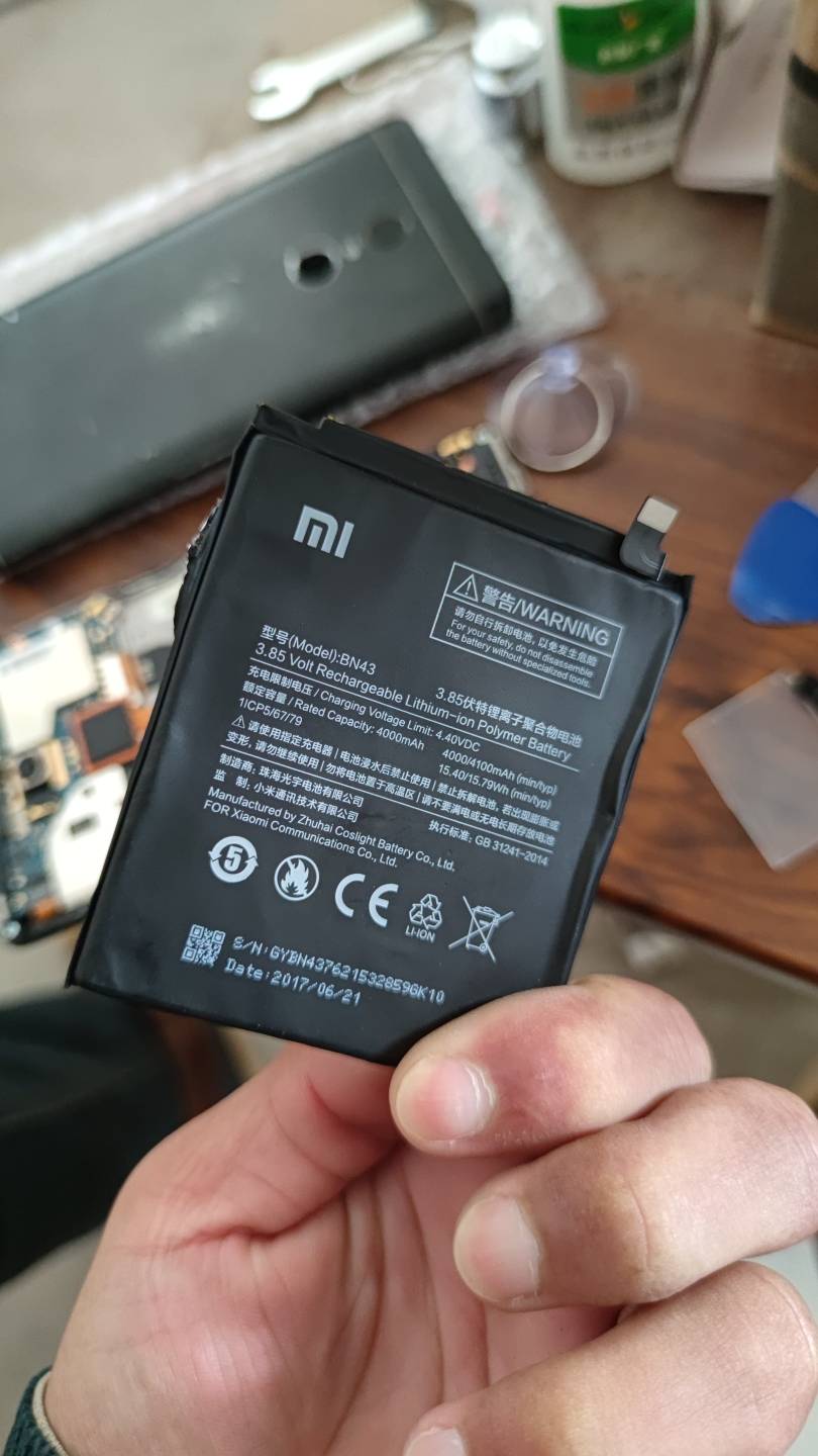懂得老哥给看看换屏幕电池弄成这样子了还可以用嘛，粘的太紧了，螺丝刀捅到好像还冒了80 / 作者:泰坦尼克号绝01 / 