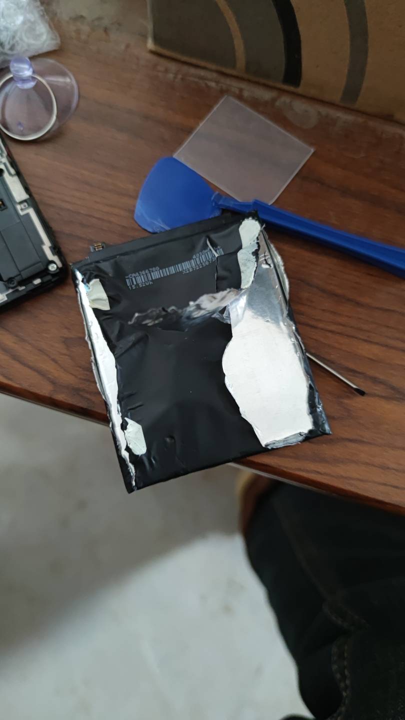 懂得老哥给看看换屏幕电池弄成这样子了还可以用嘛，粘的太紧了，螺丝刀捅到好像还冒了65 / 作者:泰坦尼克号绝01 / 