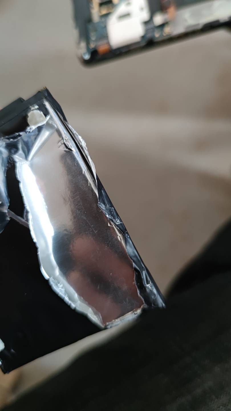 懂得老哥给看看换屏幕电池弄成这样子了还可以用嘛，粘的太紧了，螺丝刀捅到好像还冒了94 / 作者:泰坦尼克号绝01 / 