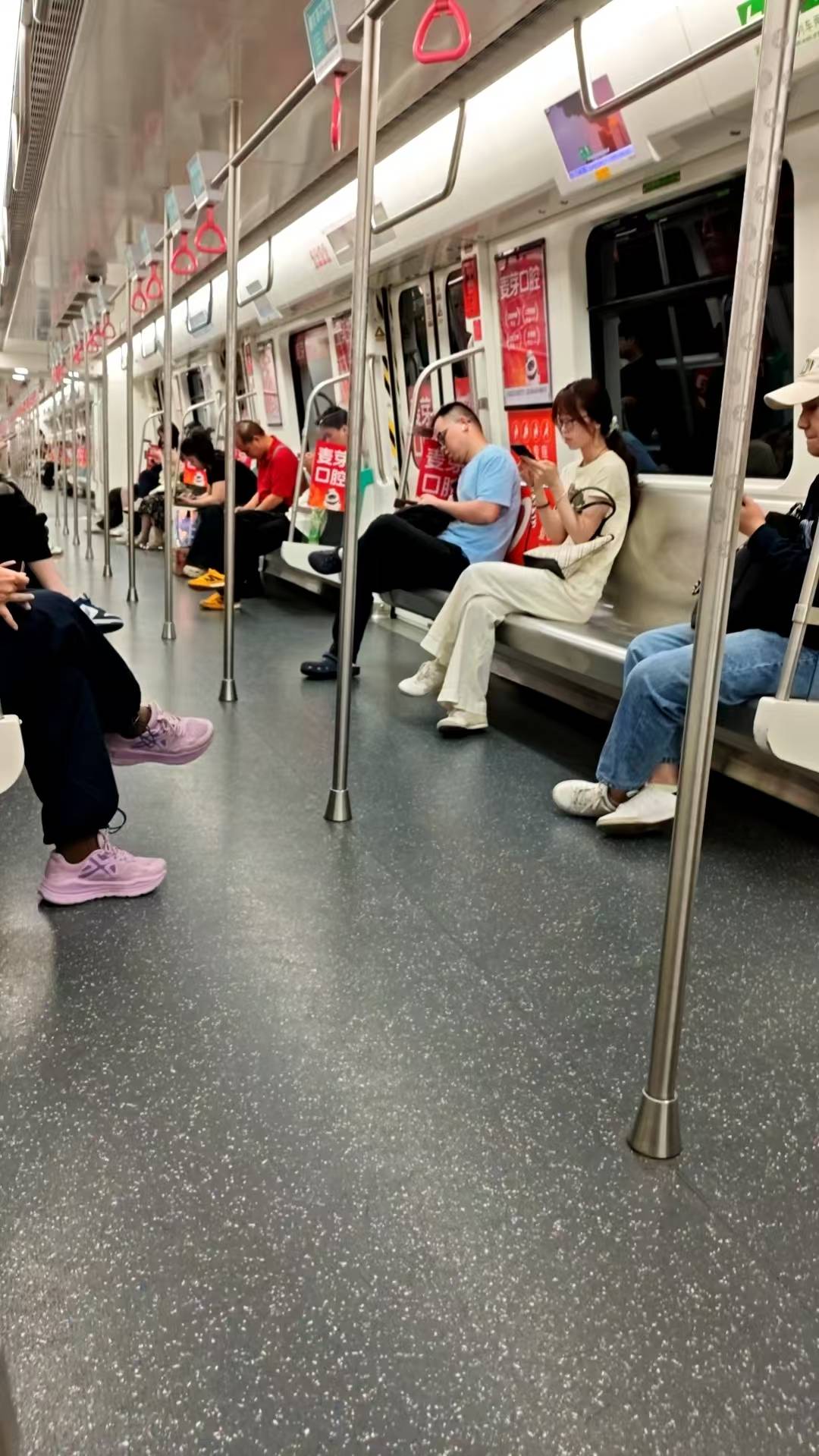 老哥们谁在长安带我找房啊，出来三五瓶我请客。坐标长安宵边



68 / 作者:梦回大唐做王爷 / 