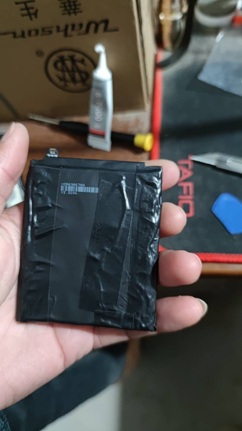 懂得老哥给看看换屏幕电池弄成这样子了还可以用嘛，粘的太紧了，螺丝刀捅到好像还冒了15 / 作者:泰坦尼克号绝01 / 