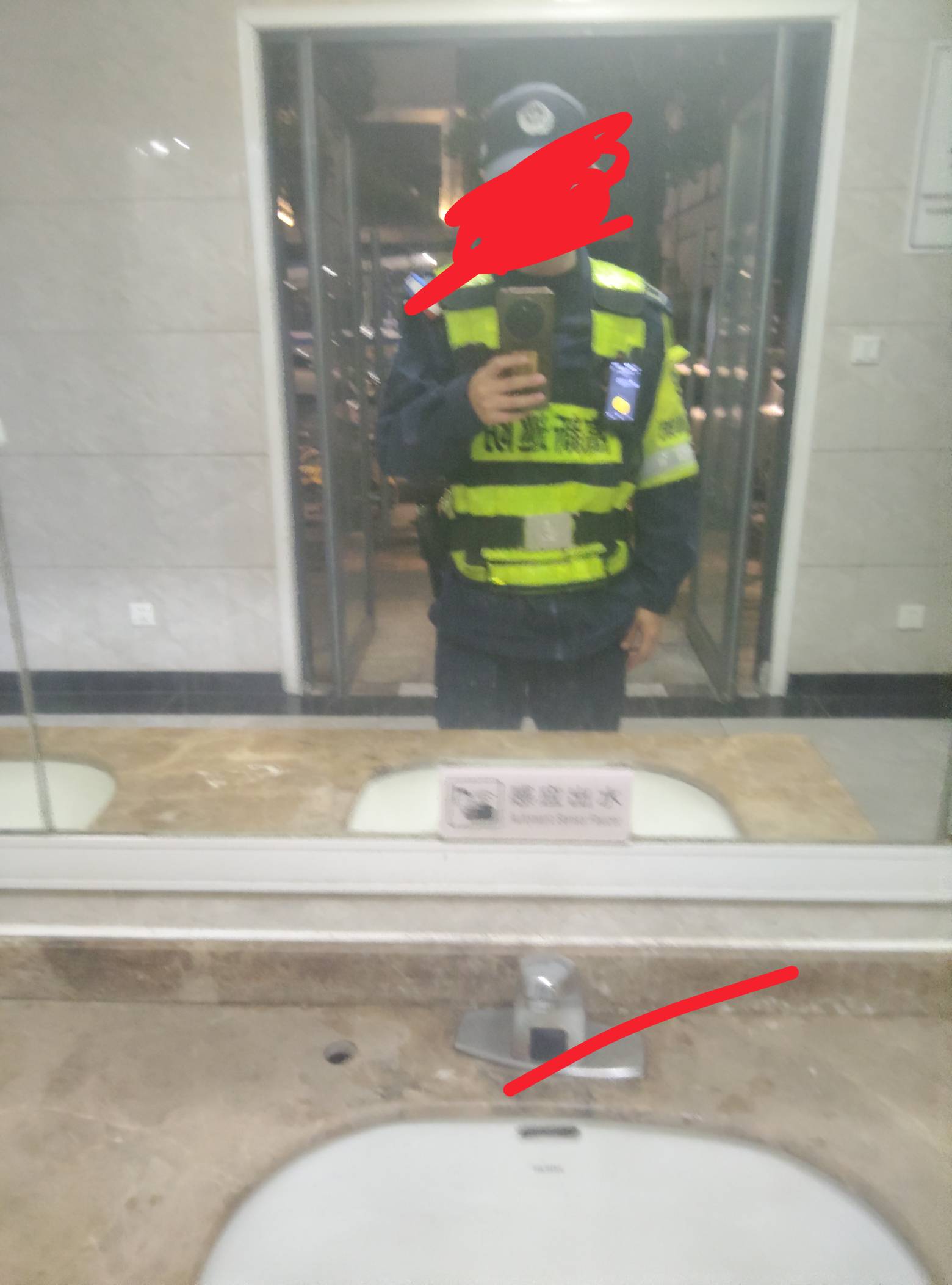 老哥们能不能干，145一天干两天耍两天 管住不管吃 上班就坐电瓶车上玩手机 一个小时拍31 / 作者:红嫁衣 / 