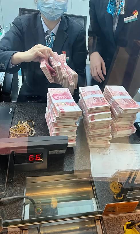 今天美图P了三张支票，共200万大毛！

50 / 作者:一剑光寒十四洲 / 