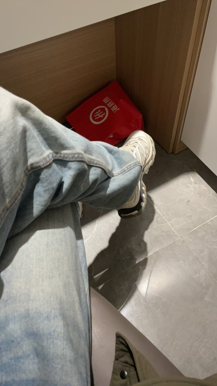 老哥们，太累了，啥事不干一月8w，五险一金定格交，不好的地方就是没女人可以C

34 / 作者:土包子太多 / 