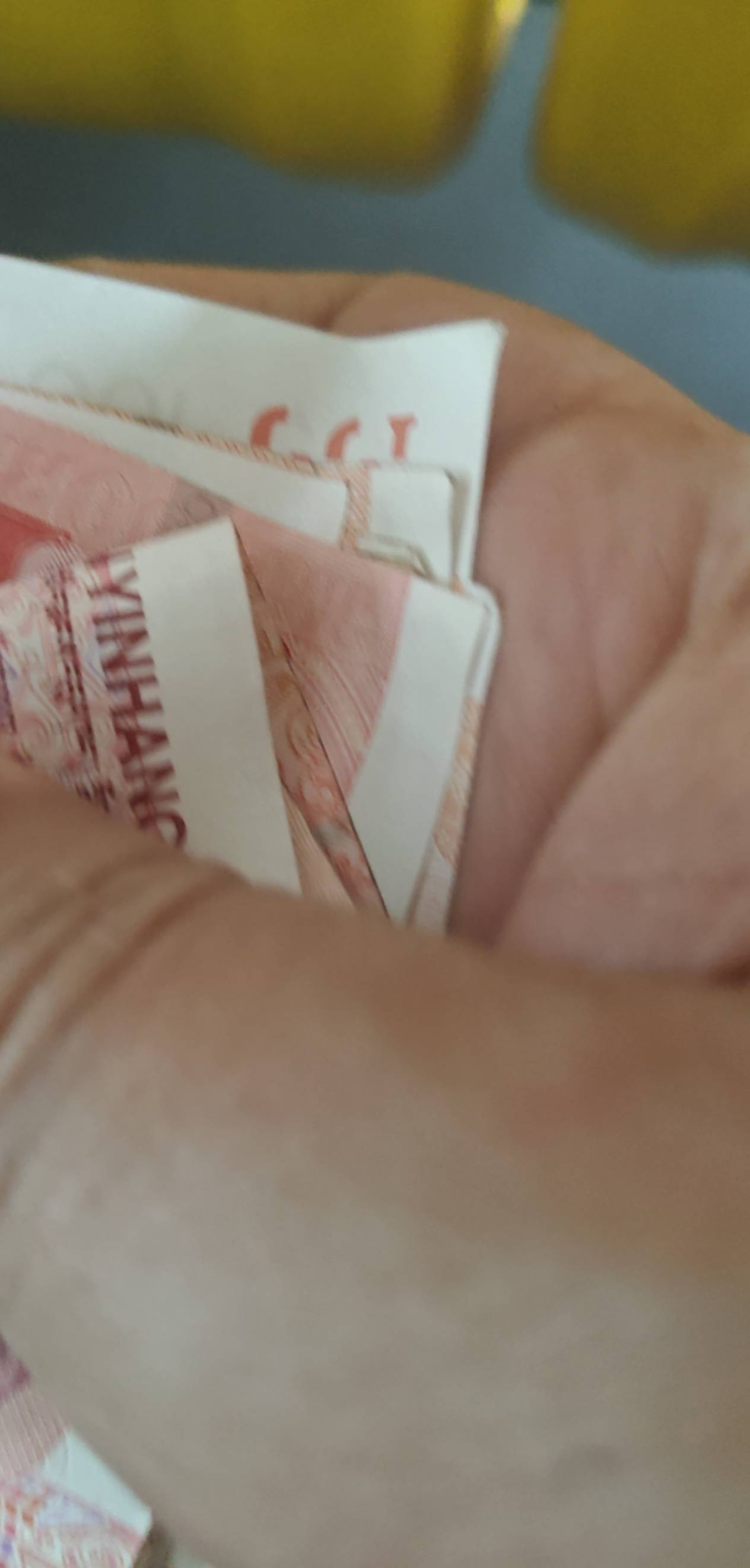 把我妈送到火车站了，申请了重点旅客让火车站人推轮椅送进去了，临走时她递了一把钱给46 / 作者:平安福气 / 