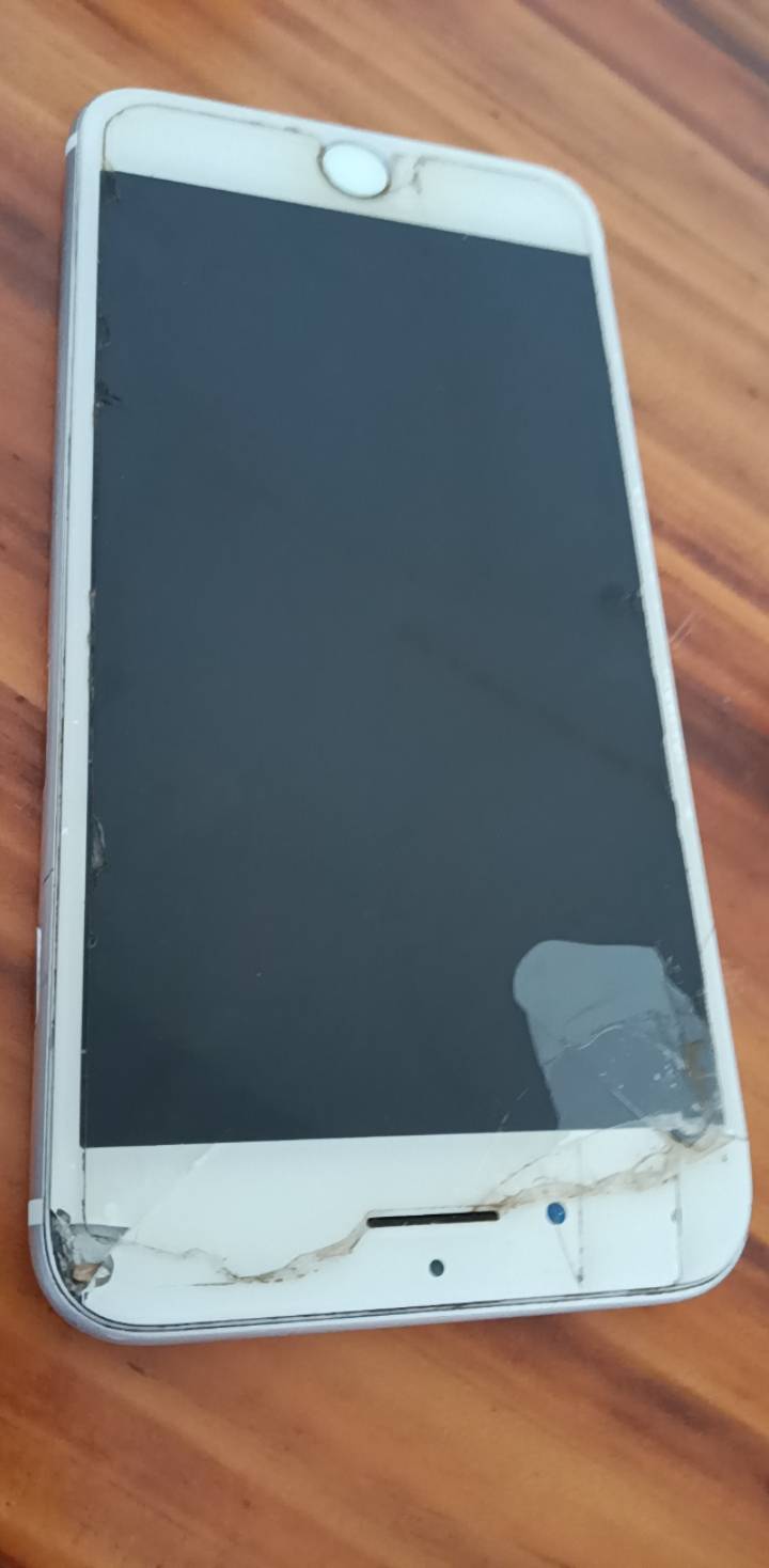 老哥们，7p还能开机，就是后摄像头坏了，ID可退能出多少，成色伊朗现状，出转转给了1038 / 作者:爱琴海岸的哥 / 