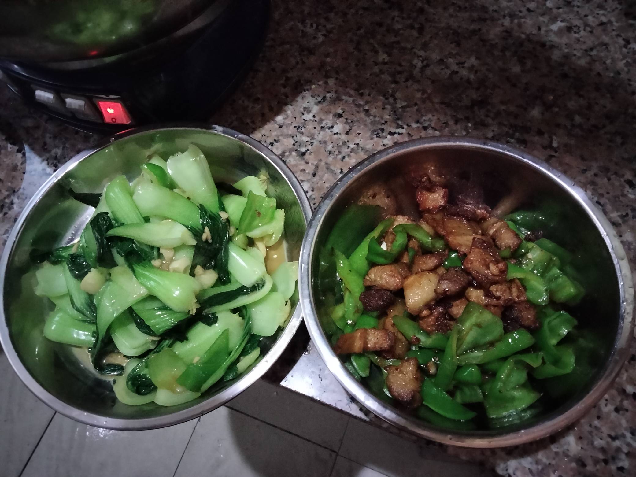 老哥我厨艺还行吧？辣椒炒肉，爆炒上海青，这一顿花了16毛，两个人吃，每人8毛，好吃64 / 作者:君子之交淡如水 / 