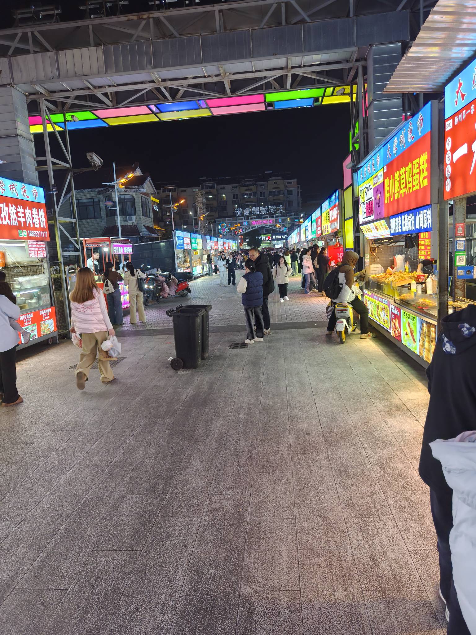 老哥们   又来捡大学生吃剩的小吃了

24 / 作者:风上 / 