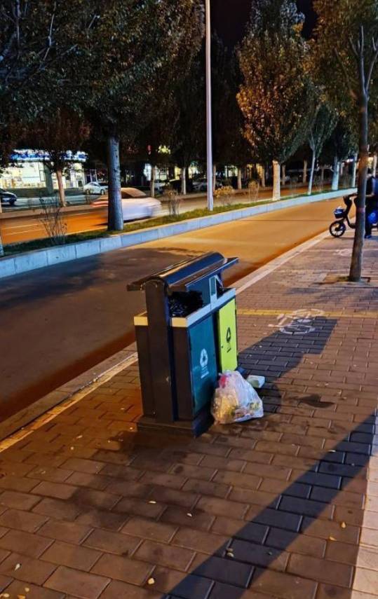 我是肥舞!我现在坐在公园附近一个网吧上去的台阶上，手有点抖，打字很慢。凌晨，我做54 / 作者:小雨微凉 / 