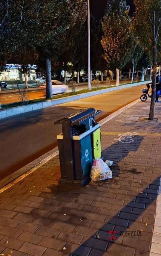 我是肥舞!我现在坐在公园附近一个网吧上去的台阶上,手有点抖,打字很慢。凌晨,我做54 / 作者:小雨微凉 / 我是肥舞!我现在坐在公园附近一个网吧上去的台阶上,手有点抖,打字很慢。凌晨,我做54 / 作者:小雨微凉 /