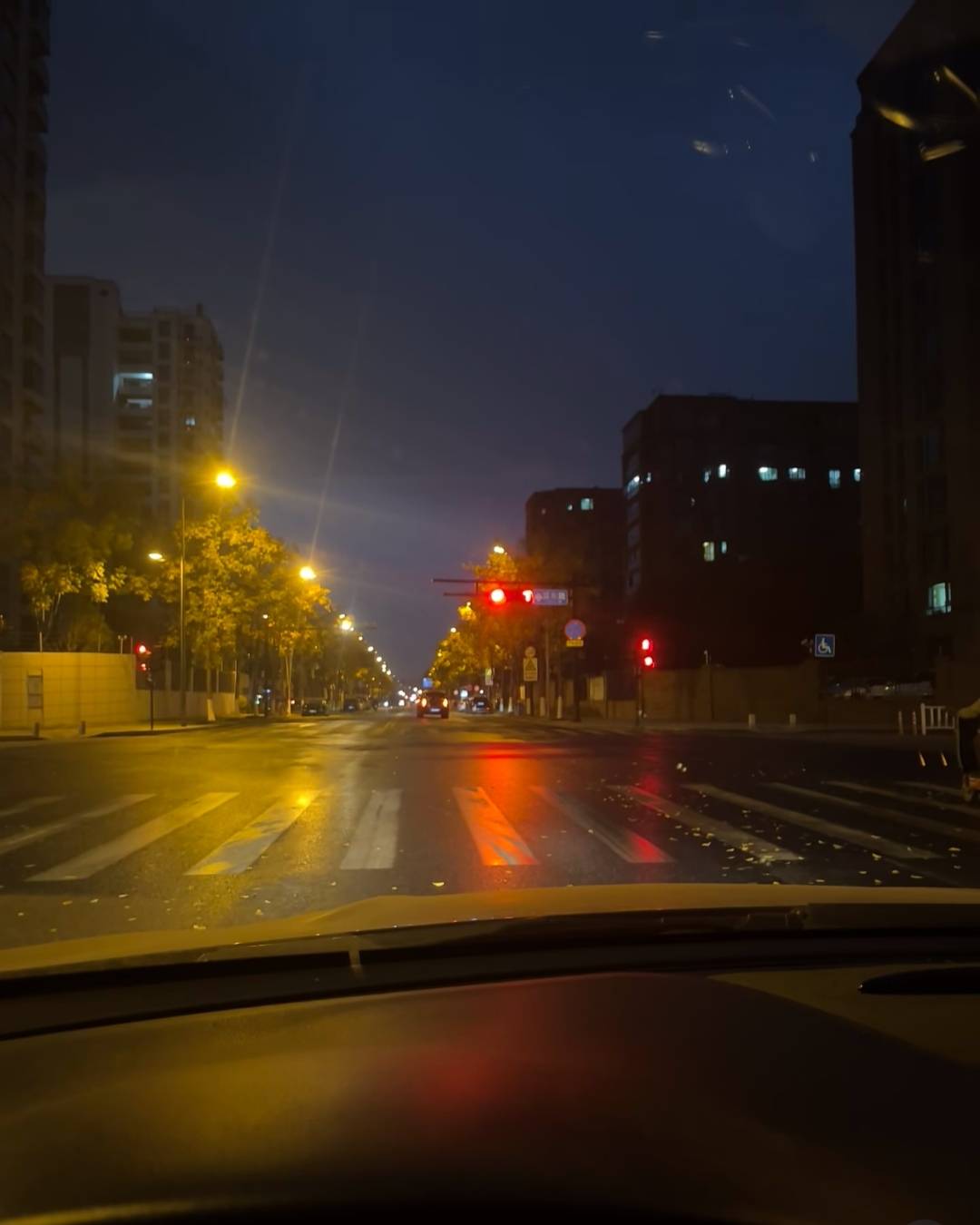 出门上班了，今天也是充满希望的一天

44 / 作者:出来打我 / 