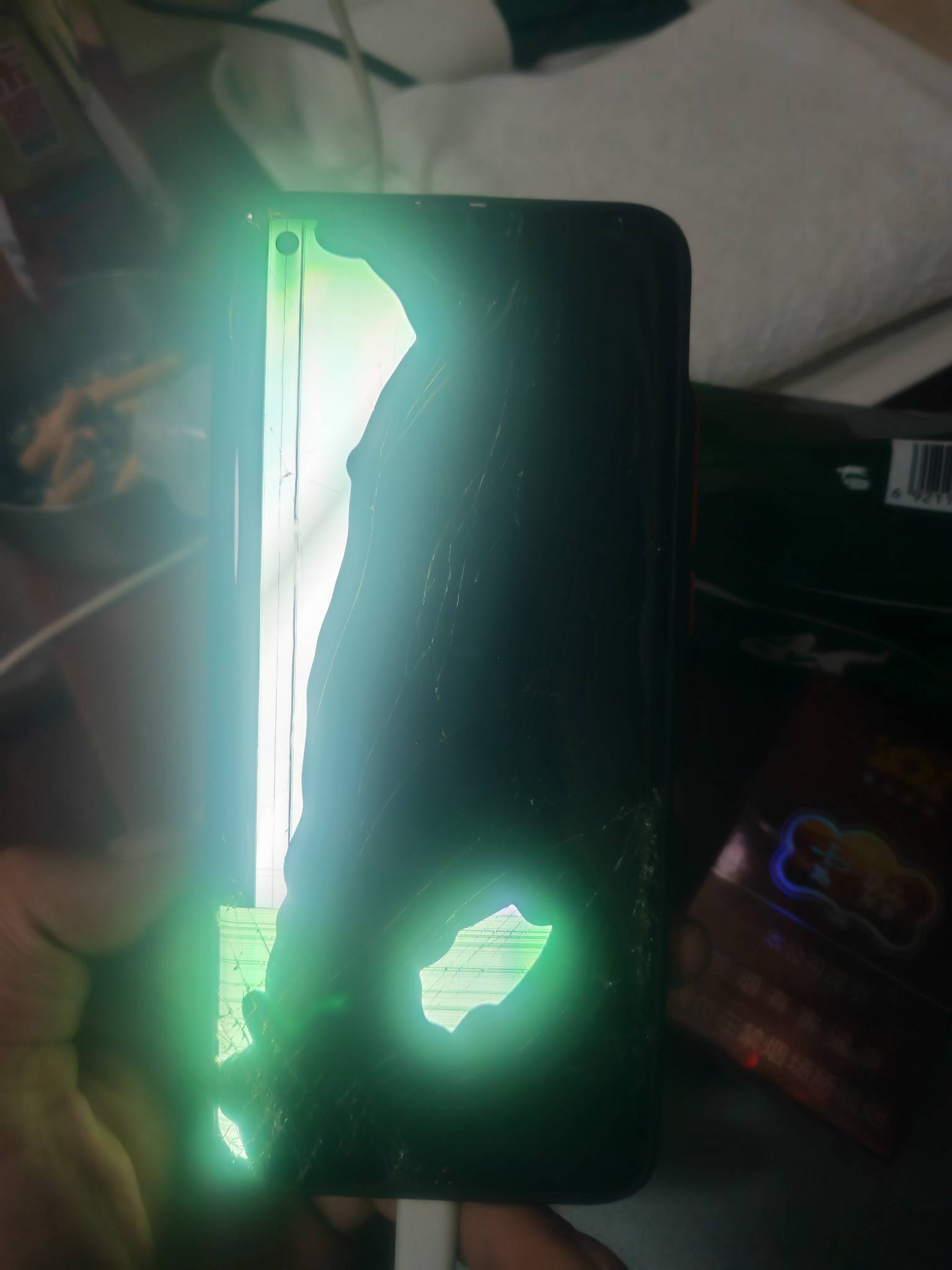 唯一资产，一台小米10s屏幕背盖完全摔坏了，能卖100吗，卖了吃饭住宿，出厂设置都恢复81 / 作者:恭喜gg / 