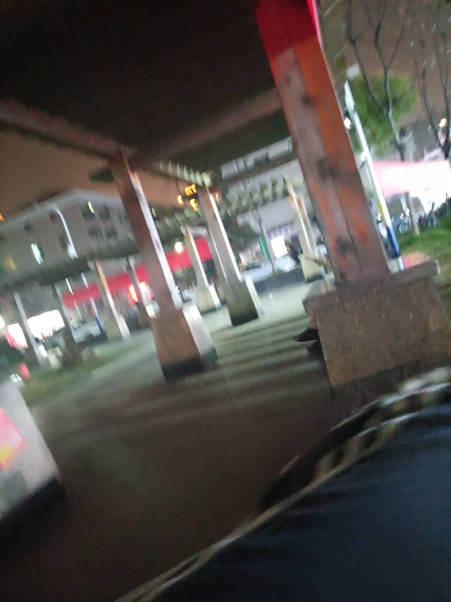 睡网吧还不如睡公园呢，网吧那掉椅子，躺也不是趴也不是，睡一会累s个人

46 / 作者:不走闲鱼就被骗 / 