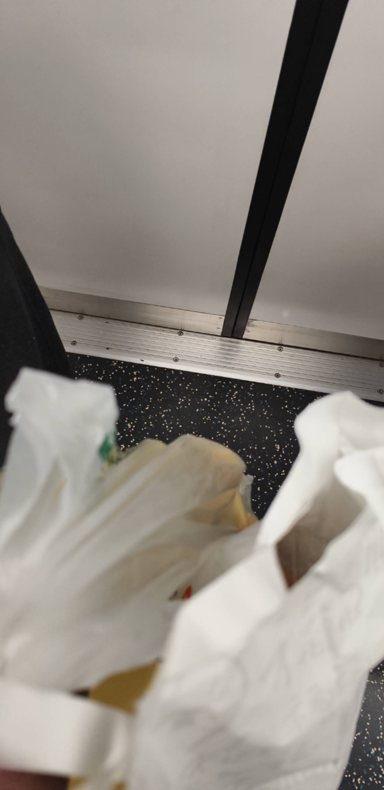 我想购物，买个3块的蜜雪冰城，是不这样显得，我有段位，奢华有内涵！
才能符合我的气29 / 作者:昨日过往 / 