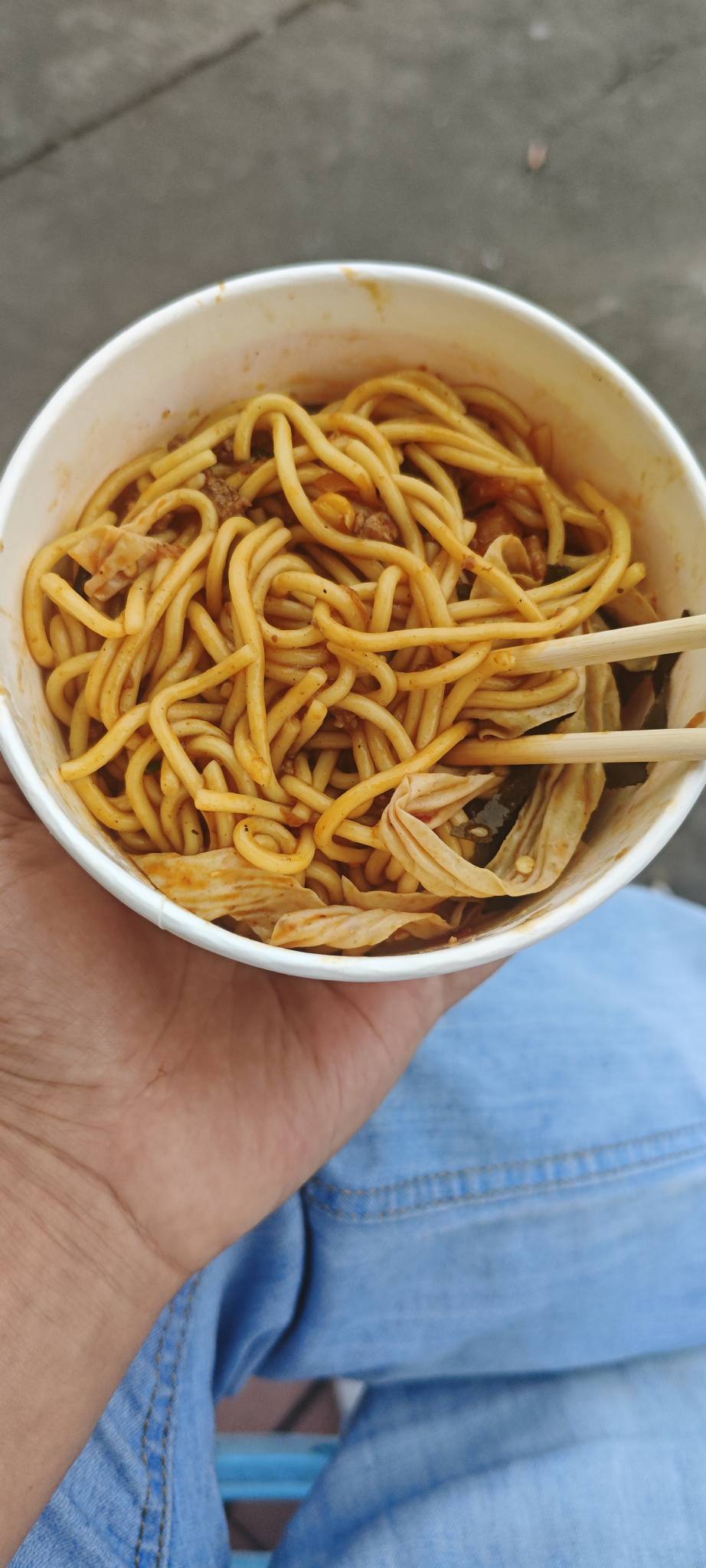 只能在路边下一碗挂壁面吃吃了，

78 / 作者:卡农豆包 / 