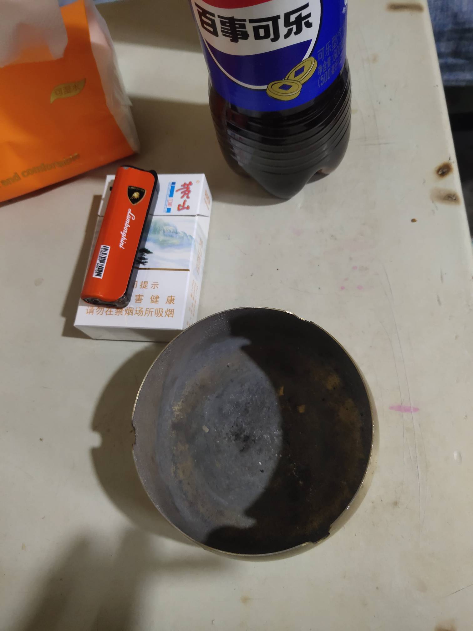 饭已经吃好了，喝了一瓶啤酒，现在阔乐喝着，差烟抽着，小说看着，这不是一天又过去了58 / 作者:一路向前8 / 
