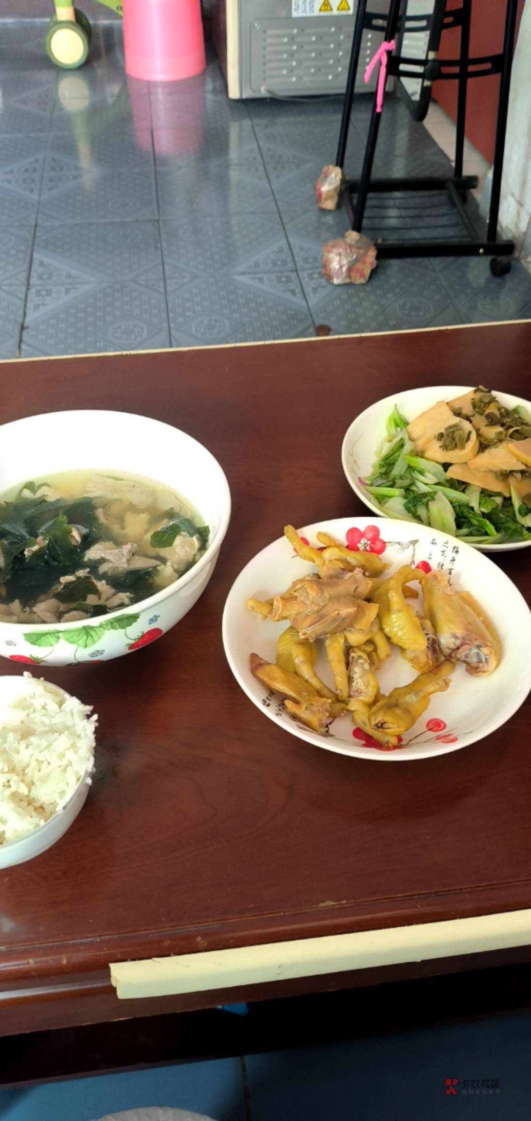 吃完一顿饱饭就砸锅碗瓢盆，老哥们

86 / 作者:朱铁胆 / 