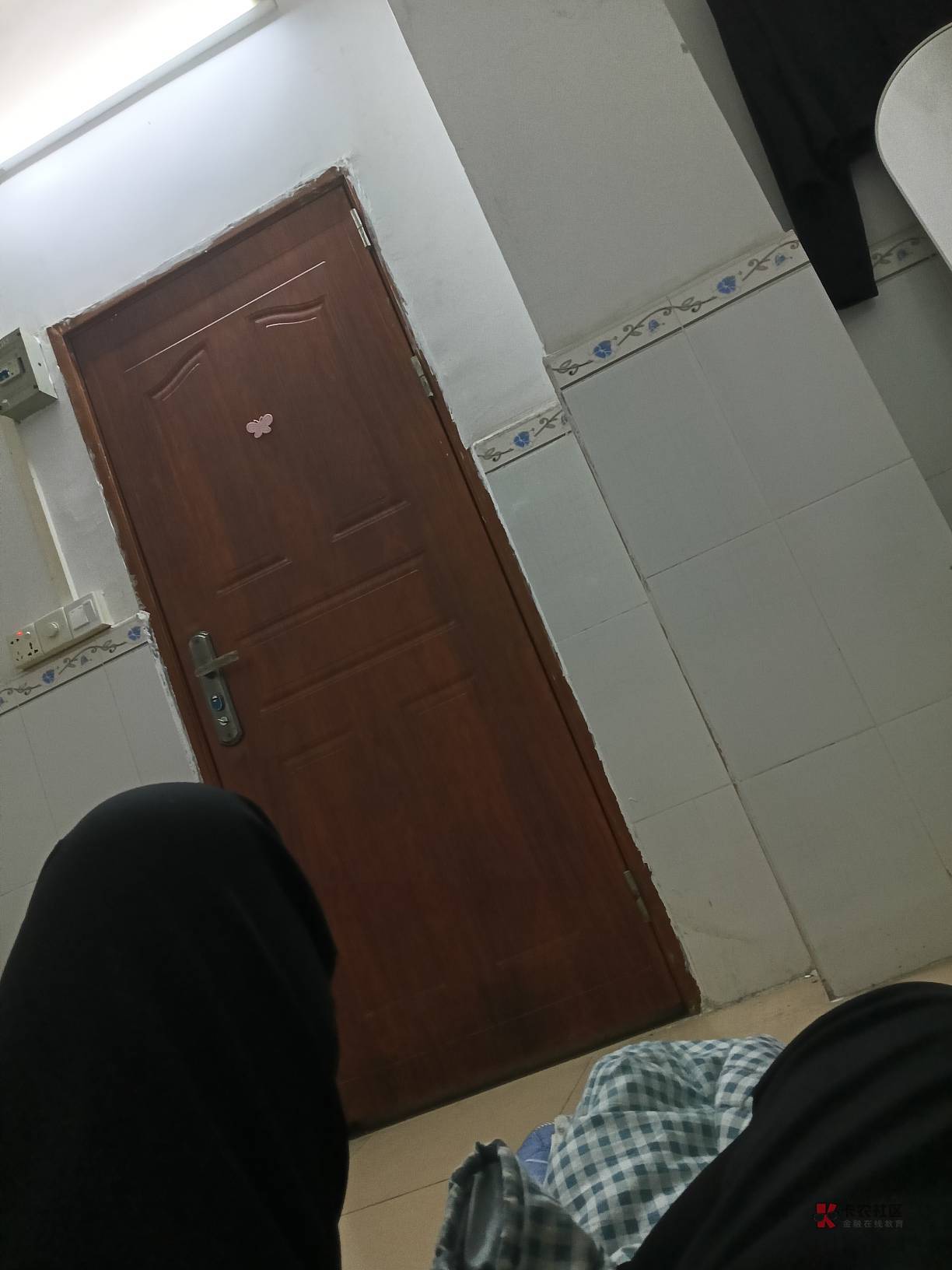 老哥不要挣扎了，你吃在小湘厨，住在五华公园旁边，房东是黑米饭，上网在66网咖，我已22 / 作者:风中之神-聂风 / 