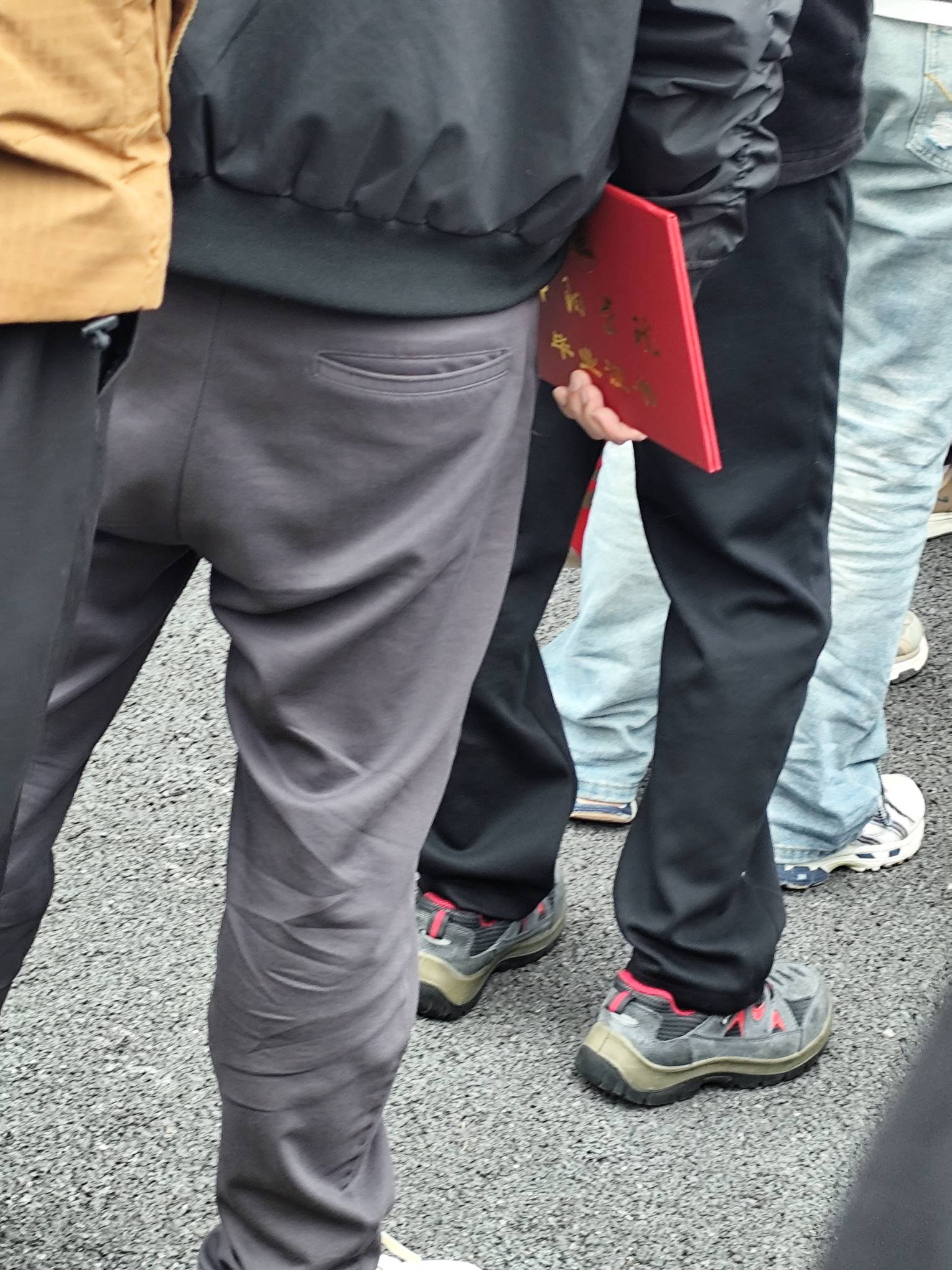 老哥们，参观车间还要八小时，还是没钱的，在里面站一天还是穿太空服

24 / 作者:不过是大梦一场 / 