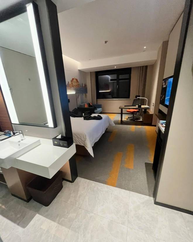 第一次住希尔顿 羊毛申请了300块，这是我第一次靠自己挣到钱，准备点个拼好饭犒劳自己73 / 作者:巴斯特的歌谣 / 