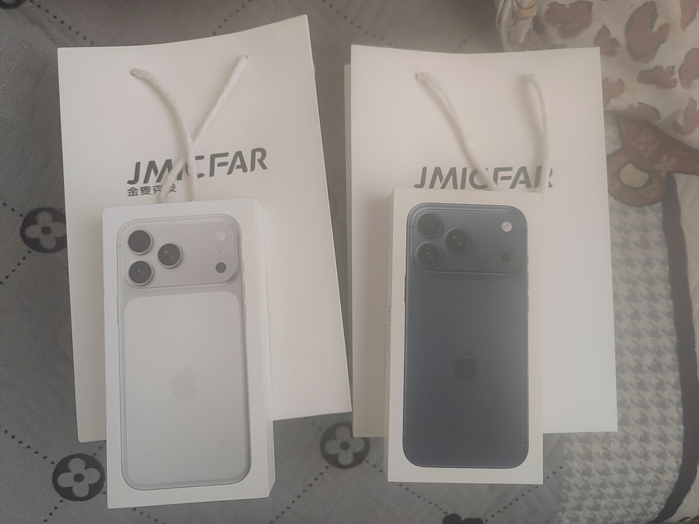 你们看，我又叫了个外卖！这样显摆，是不，感觉我很有钱！而且用的是17p肉漫可斯！
是67 / 作者:ˊ ᵕ ˋ / 