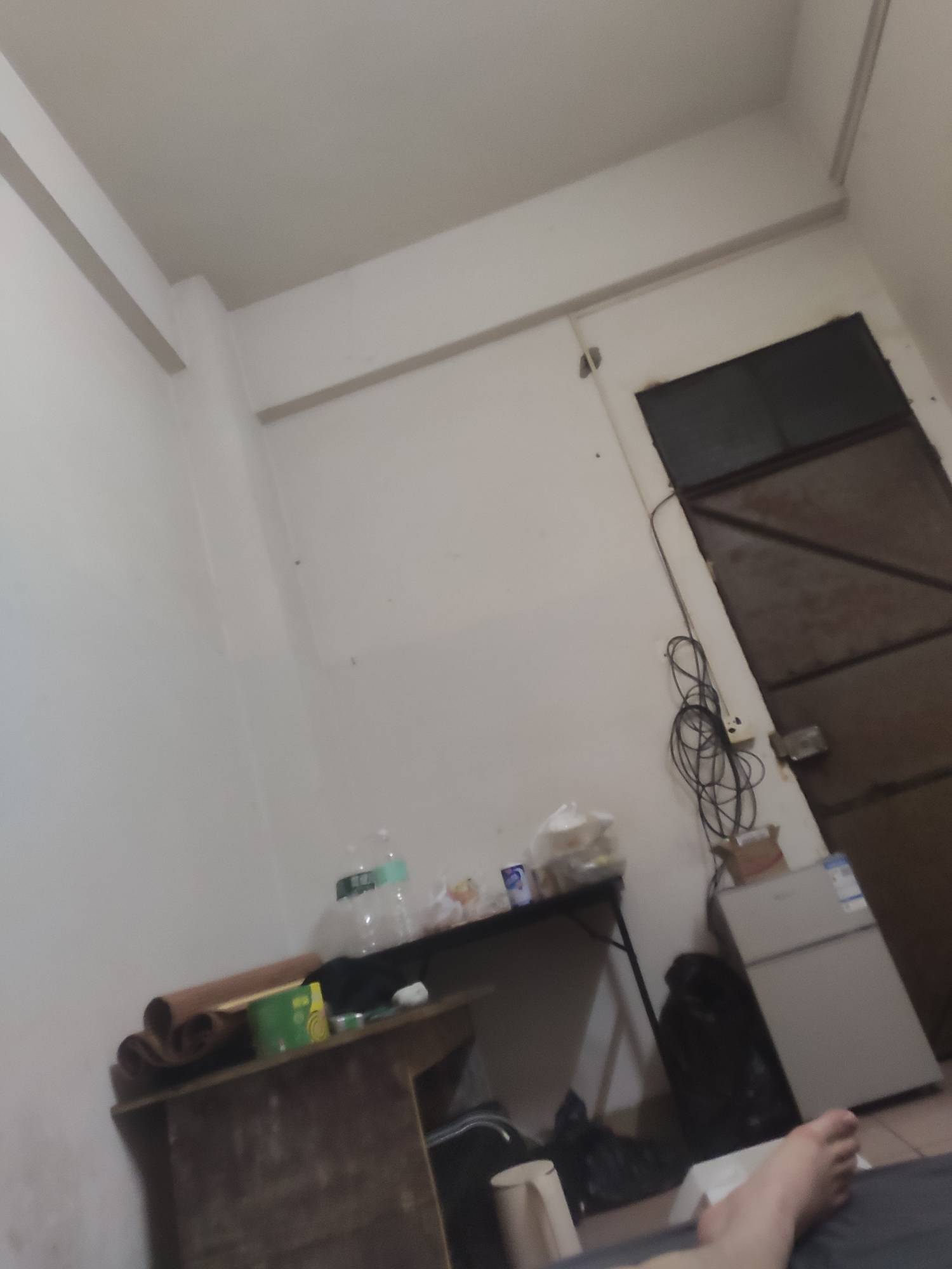 几年前一起干日结一起进厂连夜跑路的老哥刚刚看他发朋友圈都结婚生子了，我还躺在东莞45 / 作者:云边有个挂壁仔 / 