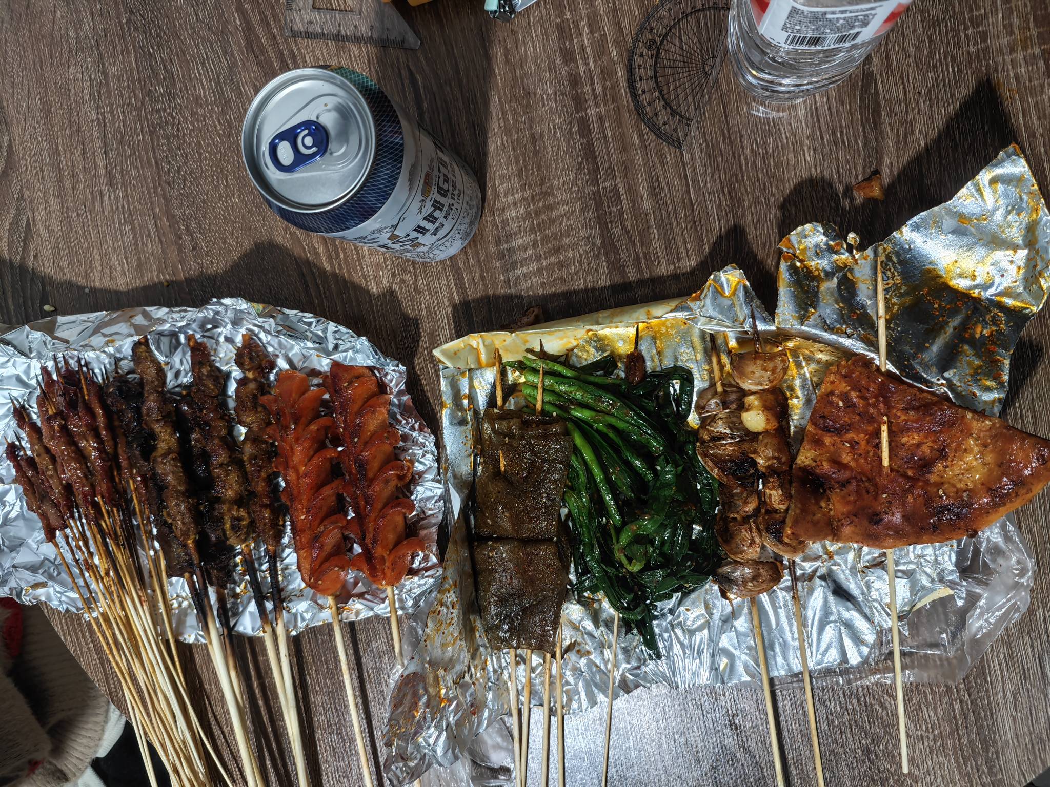 老哥们吃烧烤了，最近毛少专心的上班了，还是上班稳当，每个月一万五，以前毛多的时候55 / 作者:曾经遗忘的角落 / 