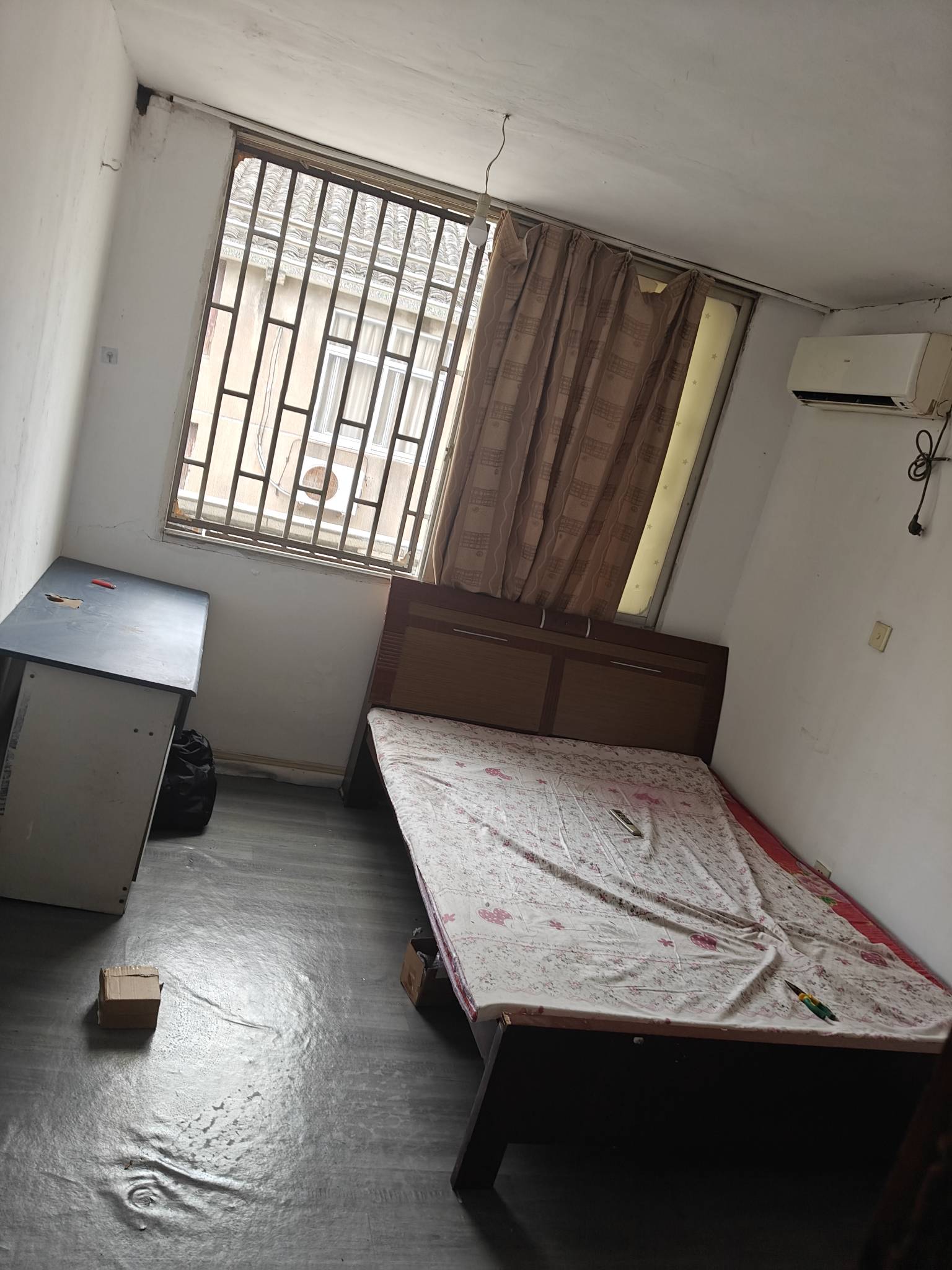 租了这个附近最便宜的房子，只要300多块，电费8毛，水15一个月。



48 / 作者:平安福气 / 