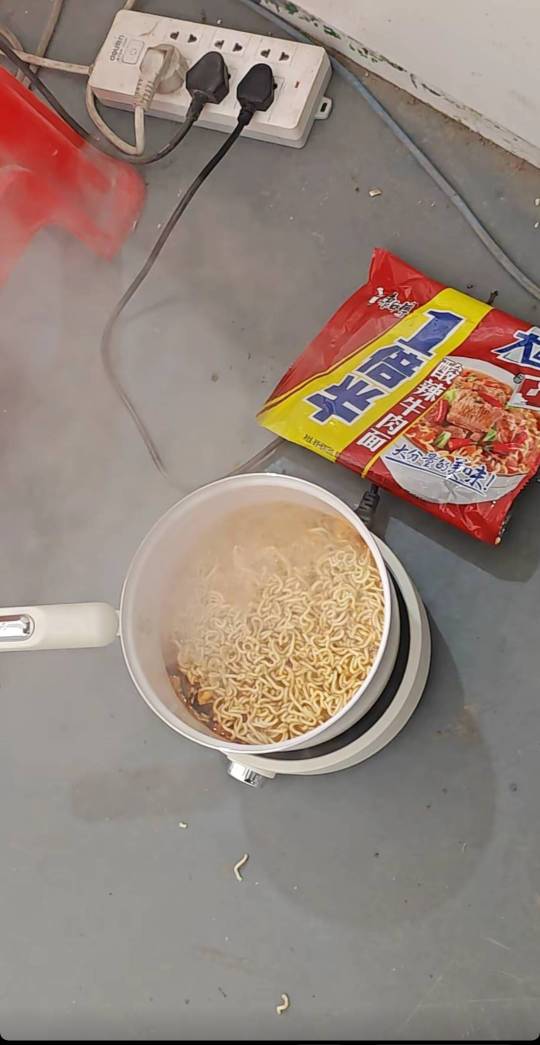 看了1个小时的广子，搞了包泡面吃

92 / 作者:老哥怎么玩啊 / 