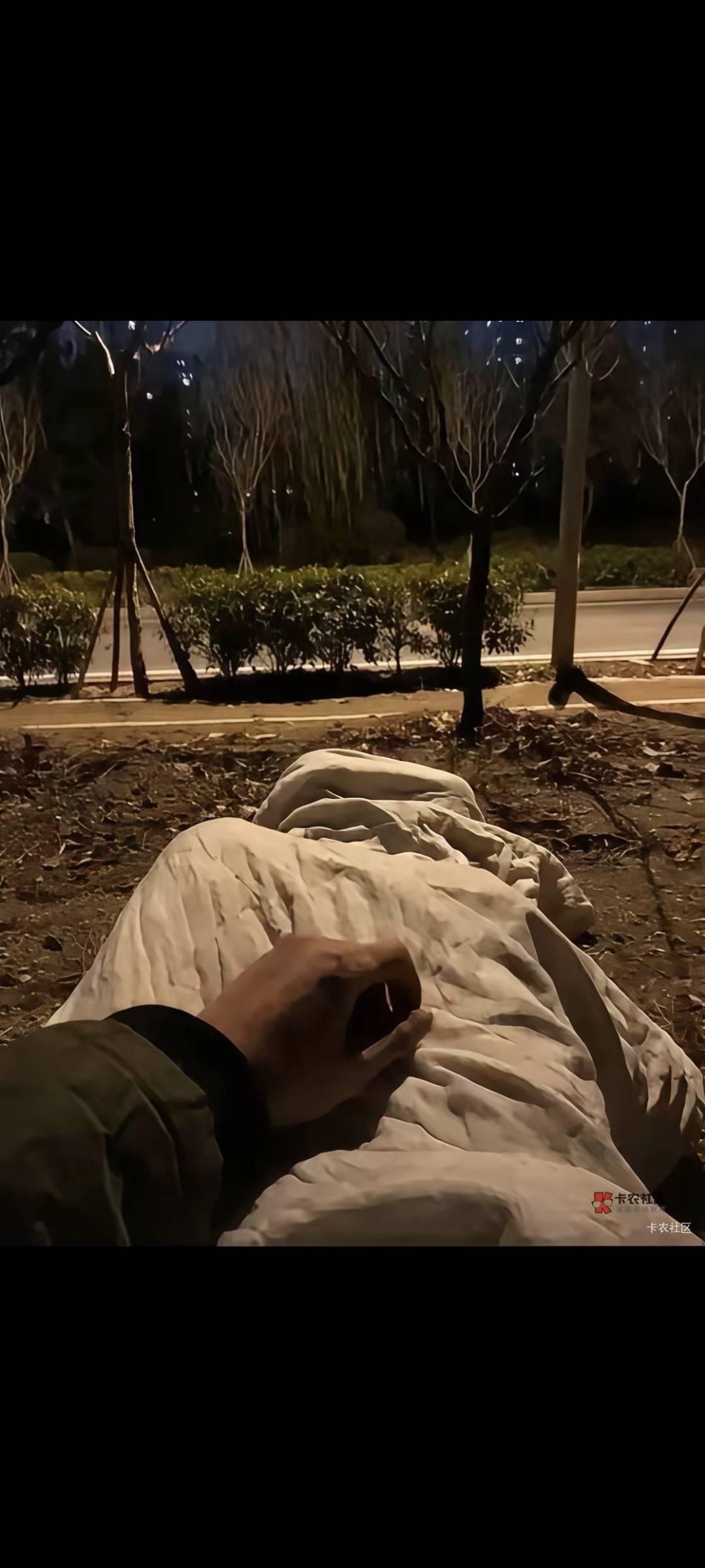 找羊毛啊，睡在马路边找香烟残羹，饿晕了

52 / 作者:ziyouzhe0000 / 